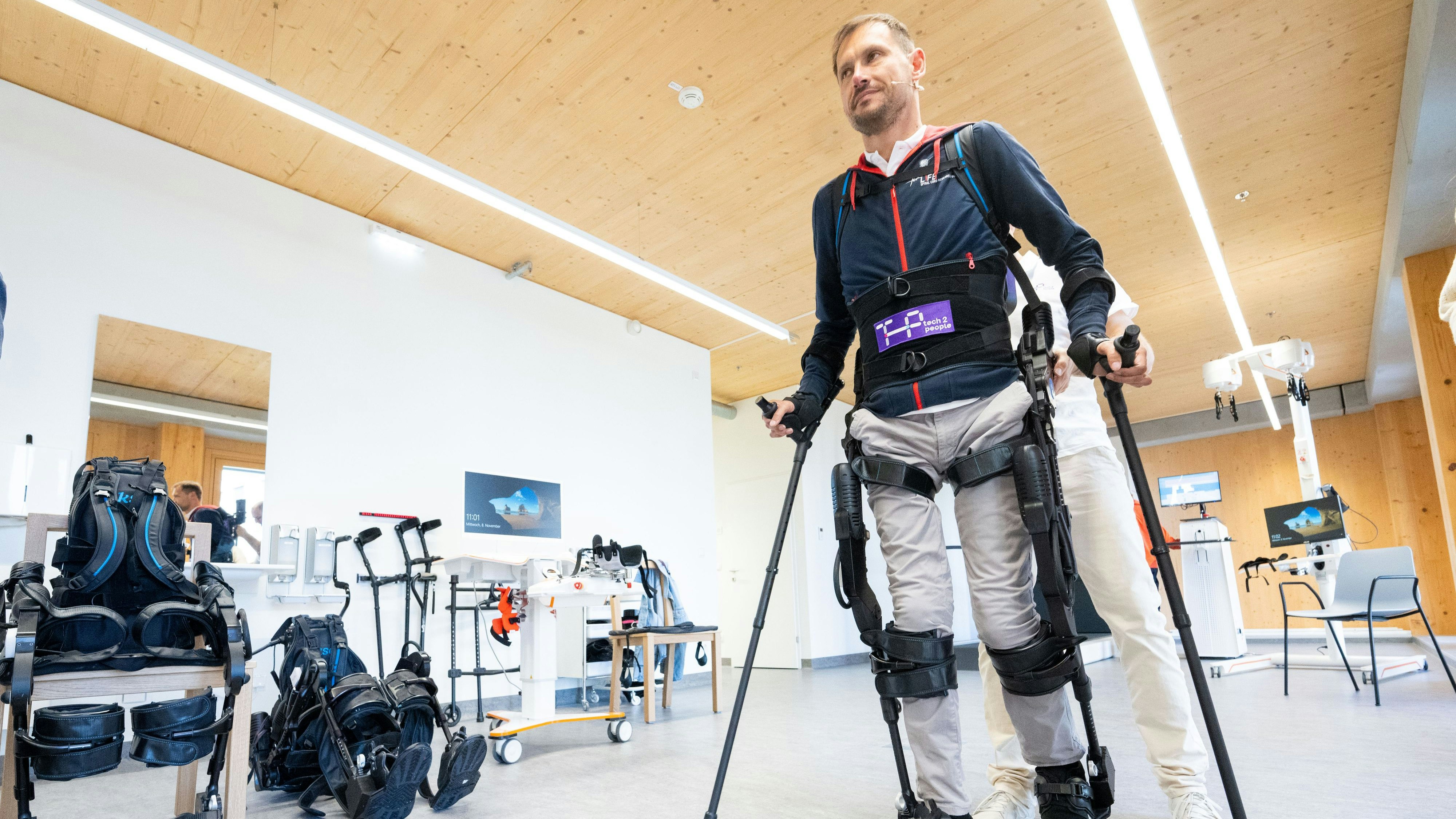 Mithilfe von robotik-gestützter Therapie (wie hier am Bild ein Exoskelett) sollen Patienten mit neurologischen Erkrankungen in der Seestadt ein leistbares, ambulanten Therapieprogramm bekommen. 