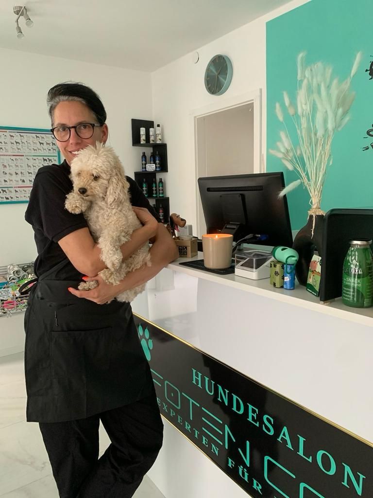Inhaberin Simone Bauer vom Hundesalon 