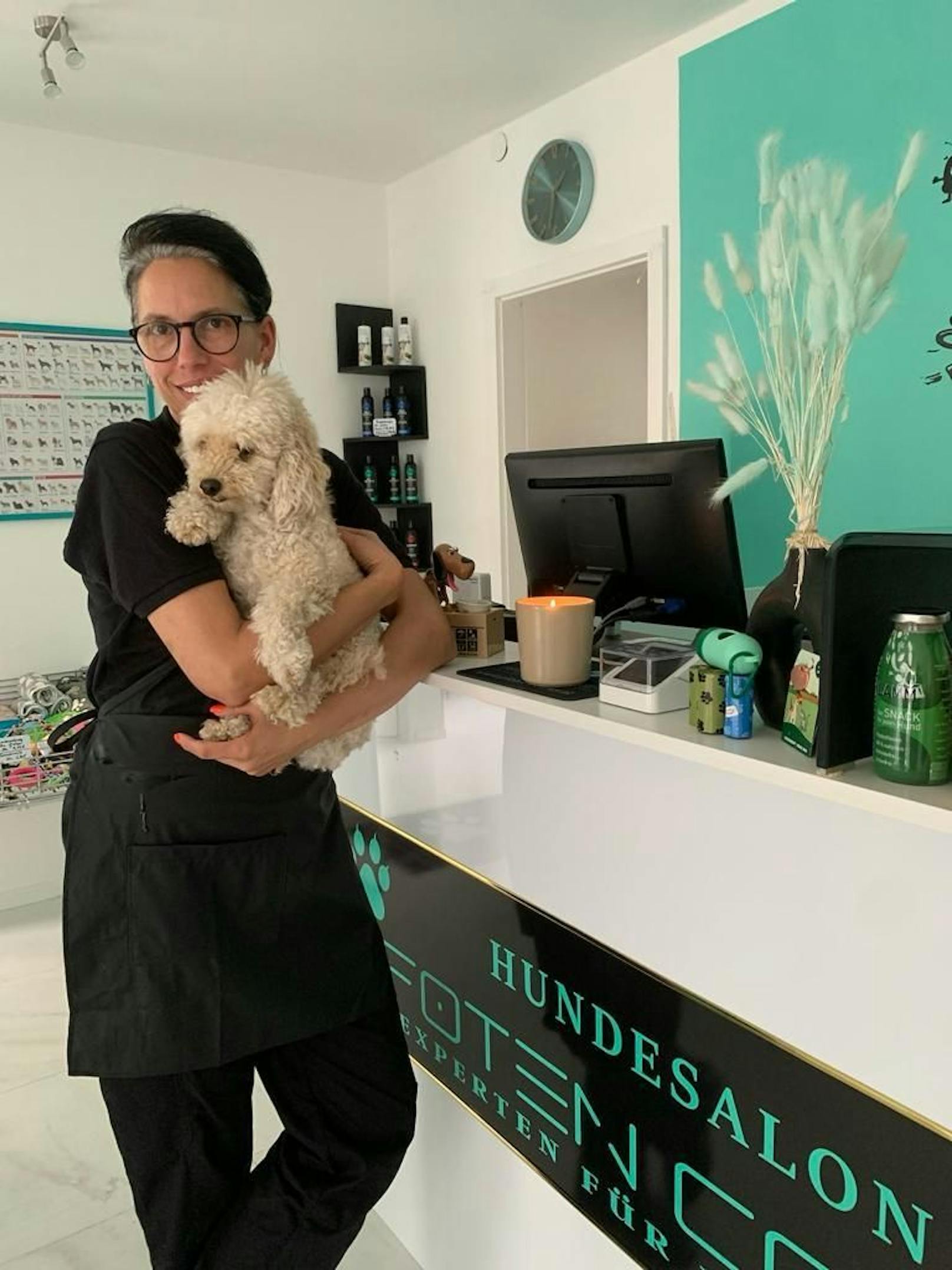 Inhaberin Simone Bauer vom Hundesalon "Pfotencorner"