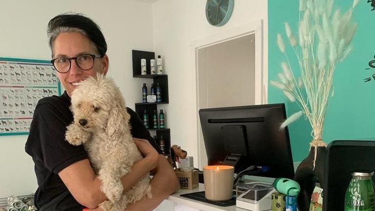 Inhaberin Simone Bauer vom Hundesalon "Pfotencorner"