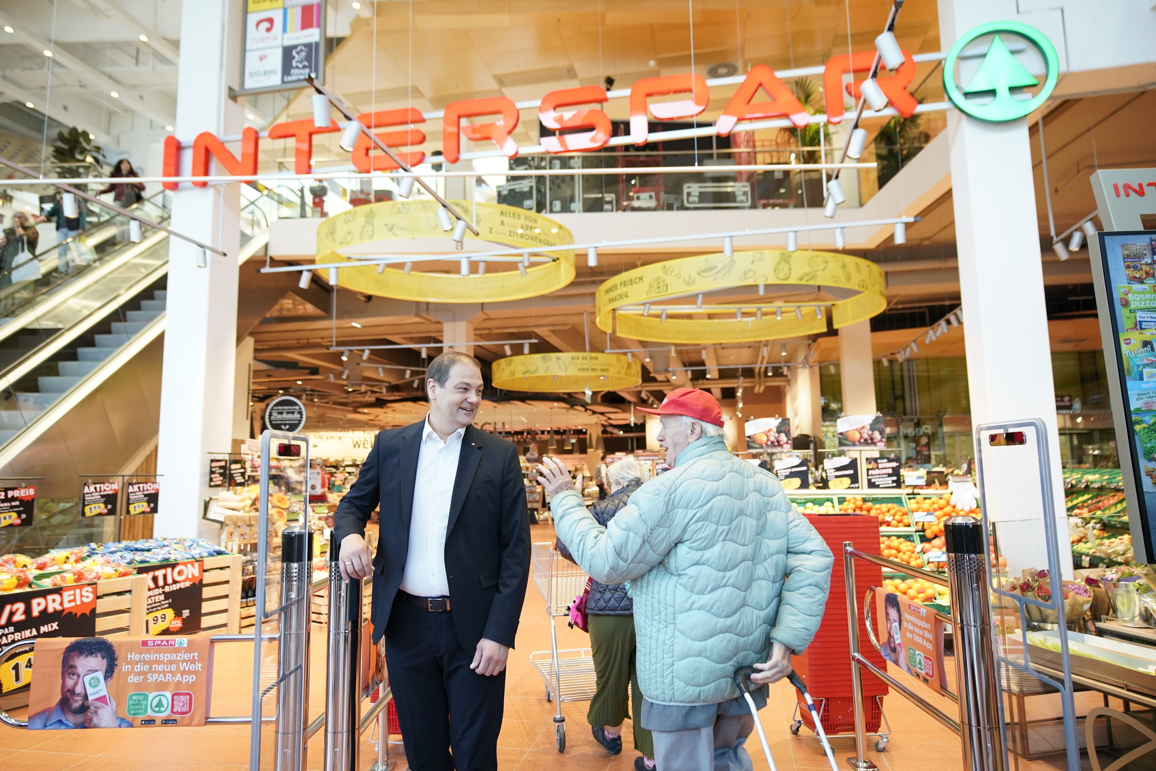 Interspar-Geschäftsführer Johannes Holzleitner (l.): Zur Eröffnung sagte der Chef persönlich 