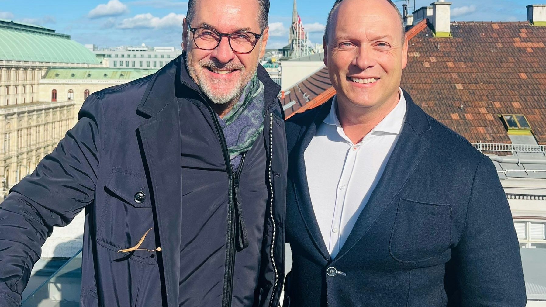 Ex-Vizekanzler Heinz Christian Strache und der Generalssekretär des "Team HC Strache" Christian Höbart über den Dächern Wiens. 