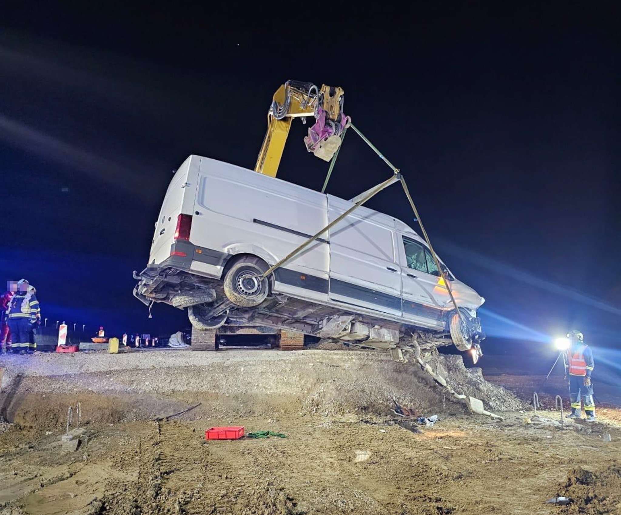 Der Lenker des Kleintransporters durchbrach eine Absperrung und verunfallte in einer Baugrube auf der A1.