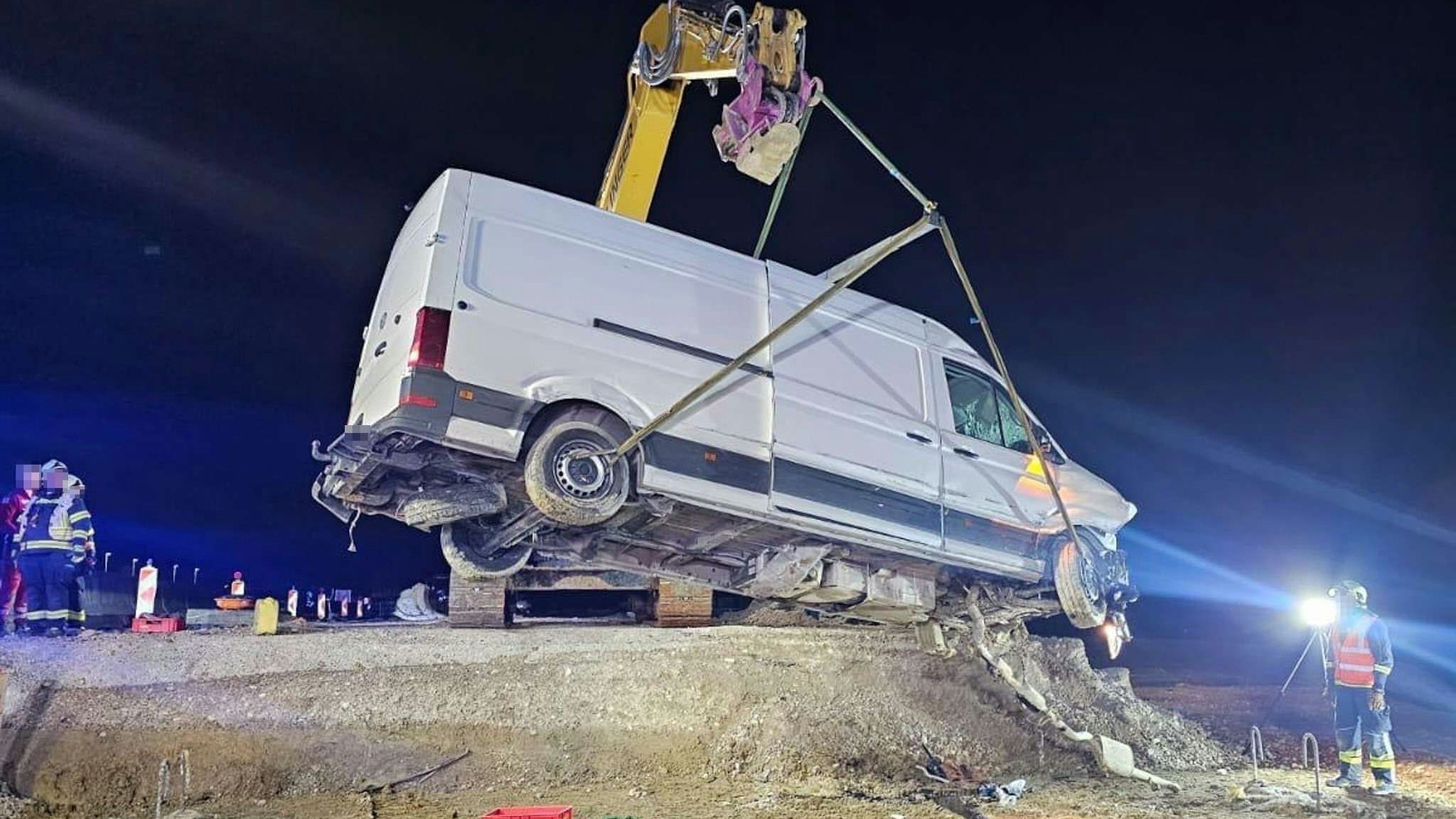 Der Lenker des Kleintransporters durchbrach eine Absperrung und verunfallte in einer Baugrube auf der A1.
