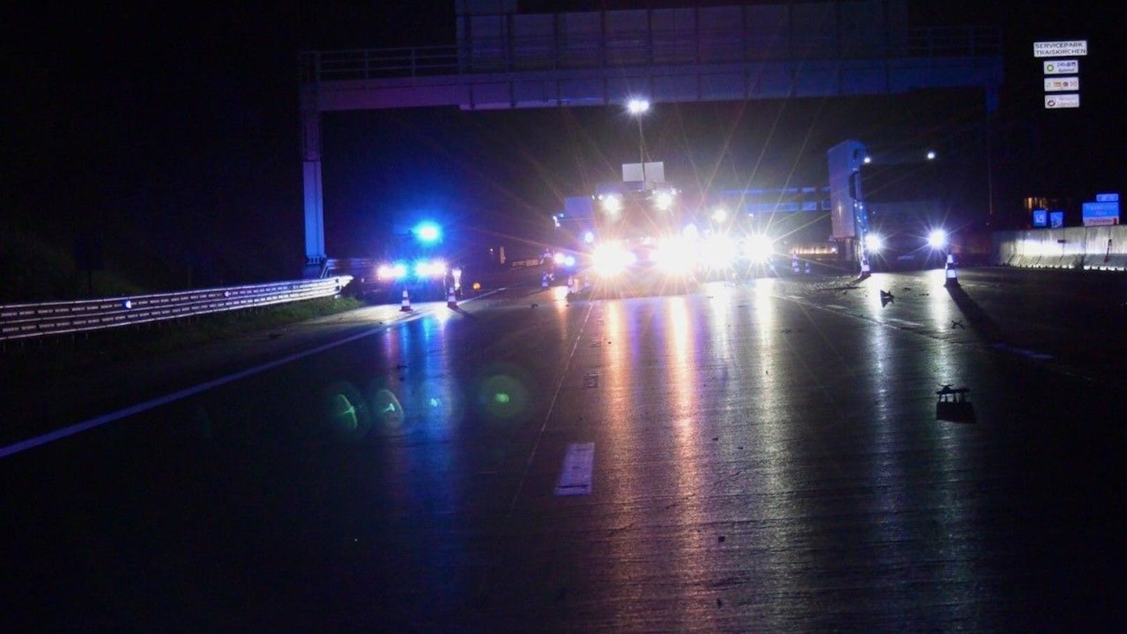 Lkw kippt auf A2 um – Südautobahn nach Wien gesperrt