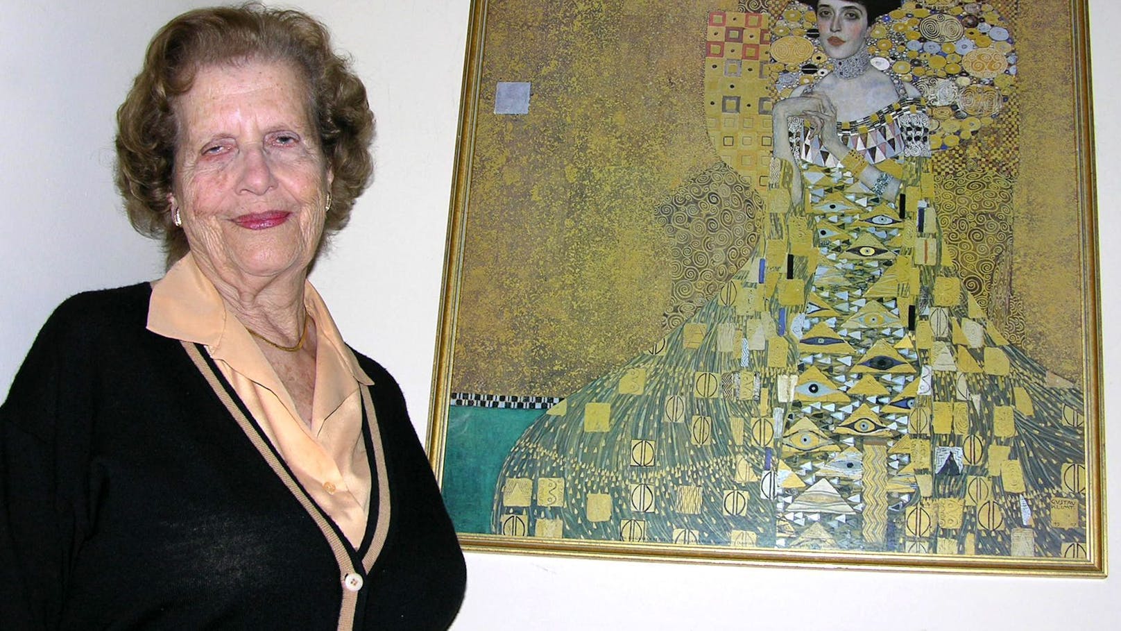 Erbin Maria Altman vor dem an sie restituierten "Adele Bloch-Bauer I" (2006)