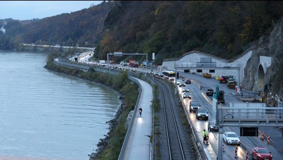Auf den Einfahrten in die Innenstadt gab es am Mittwoch Mega-Staus, im Bild die B127.