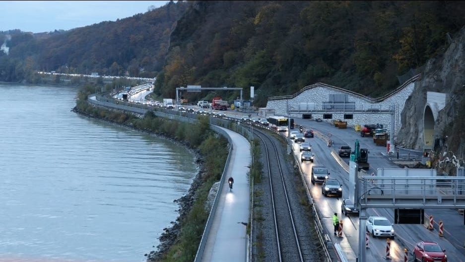 Auf den Einfahrten in die Innenstadt gab es am Mittwoch Mega-Staus, im Bild die B127.