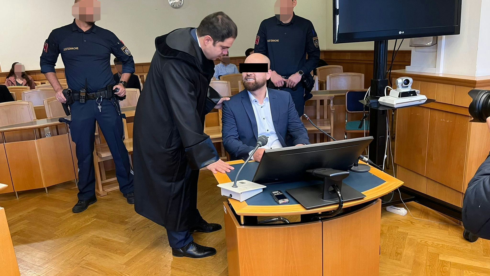 Der Angeklagte mit seinem Anwalt Sascha Flatz im Gerichtssaal.