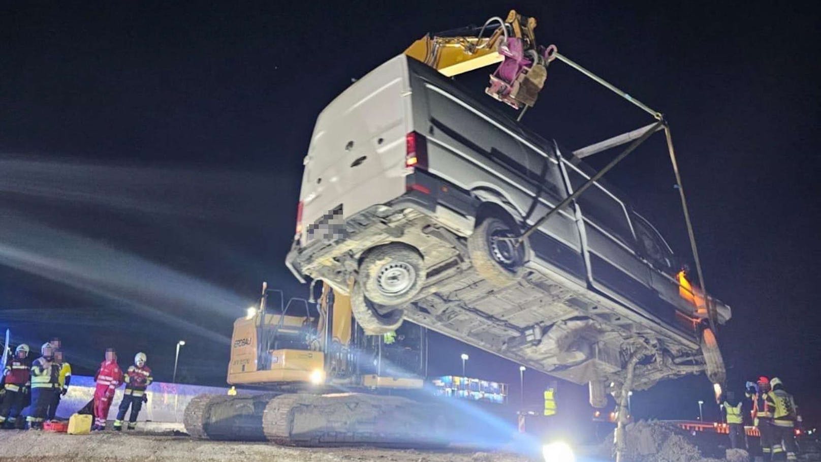 Der Lenker des Transporters wurde nach der Erstversorgung und ständiger Betreuung durch den Notarzt ...