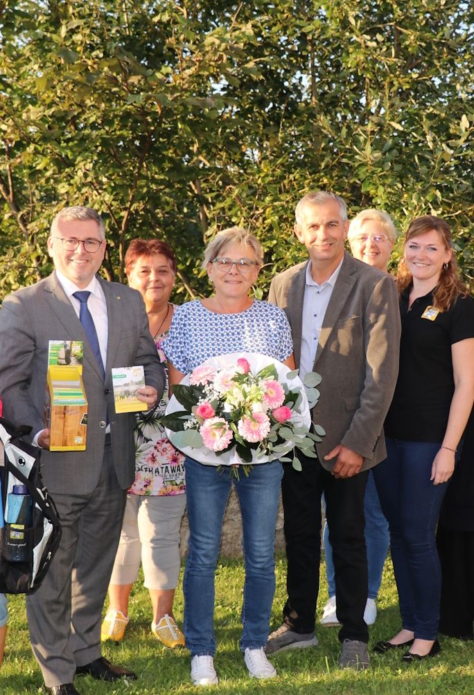 Glückwünsche für die 9.000 Teilnehmende des „Tut gut!“-Programmes „Vorsorge Aktiv“ Manuela Weiß aus Hoheneich (Bildmitte), überbrachten Landesrat Ludwig Schleritzko (l.), Bürgermeister Manfred Zeilinger (3.v.r.) und „Tut gut!“-Programmleiterin „Vorsorge Aktiv“ Silvia Posch (r.).