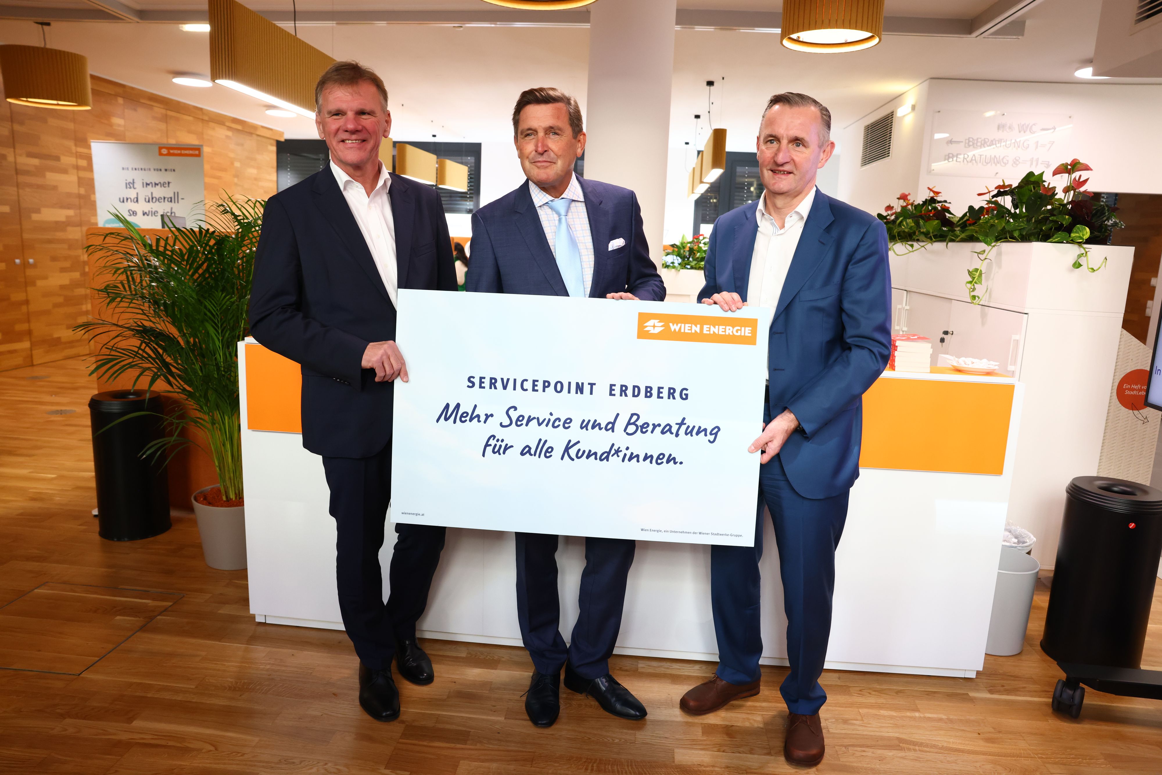 Michael Strebl, Vorsitzender der Wien Energie-Geschäftsführung, Wirtschaftsstadtrat Peter Hanke (SP) und Wiener Stadtwerke-Generaldirektor Peter Weinelt eröffneten den neuen Wien Energie Servicepoint in Erdberg. 
