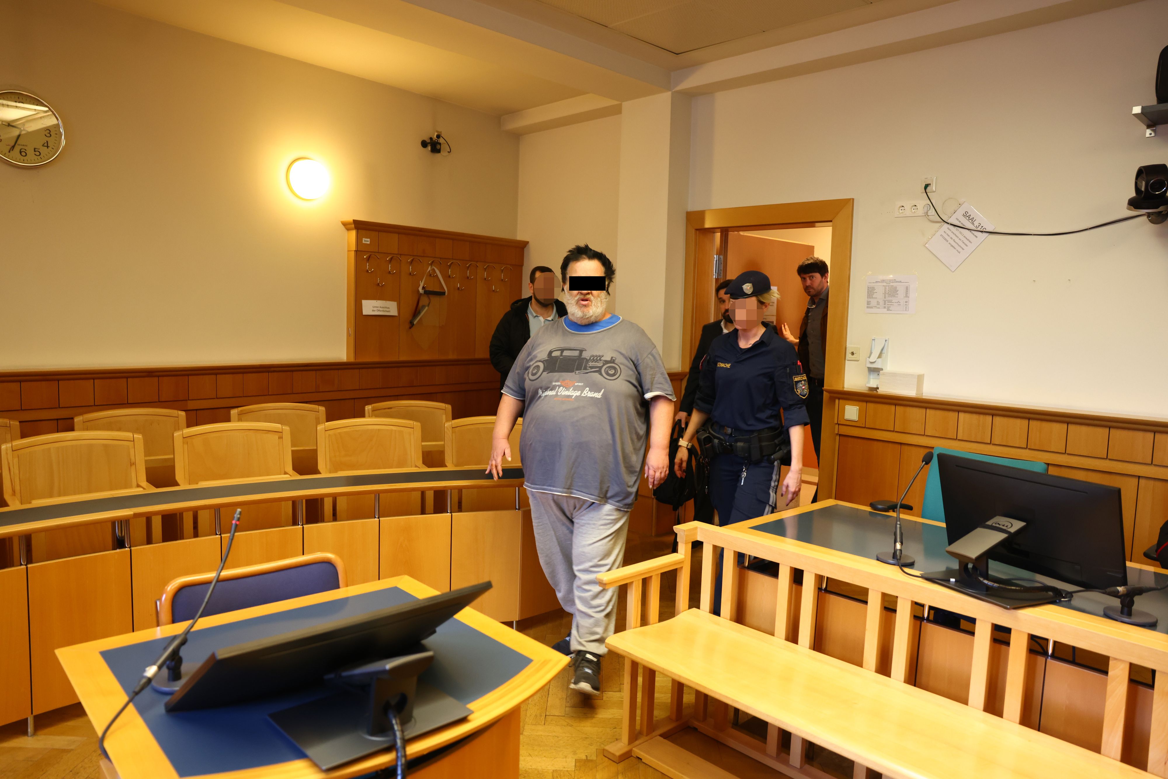 Der Angeklagte kam im Jogginganzug und wies jede Schuld von sich. 