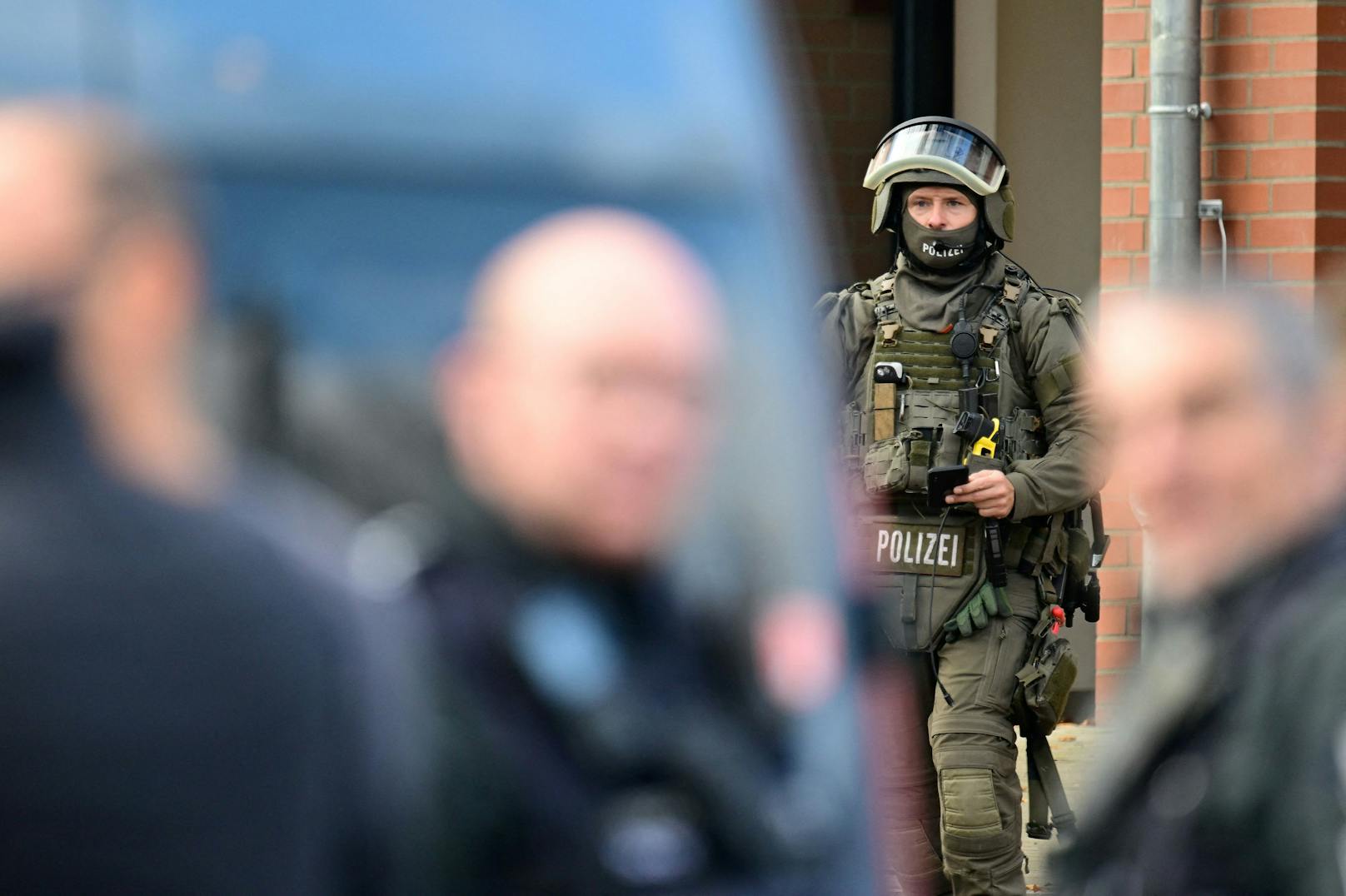In Hamburg sollen zwei Schüler eine Lehrerin mit einer Schusswaffe bedroht haben. Spezialkräfte der Polizei stürmten daraufhin das Gebäude. 