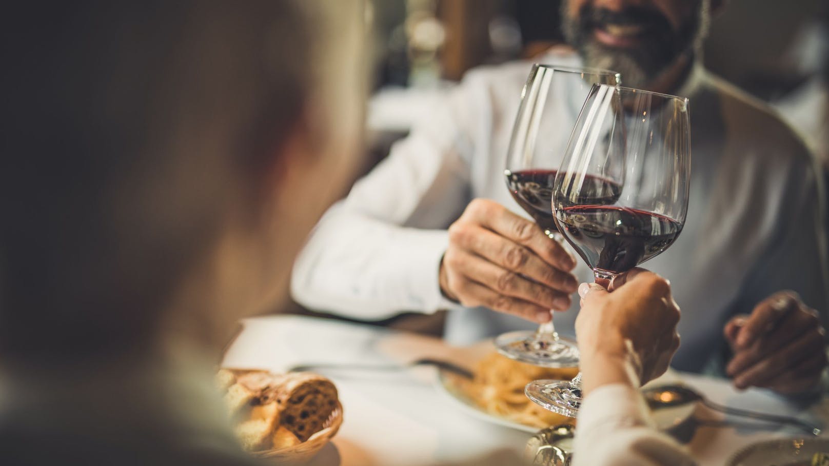 Wird dir im Restaurant vom Personal Wein über die Hose gegossen, hast du ein Anrecht auf Schadenersatz.