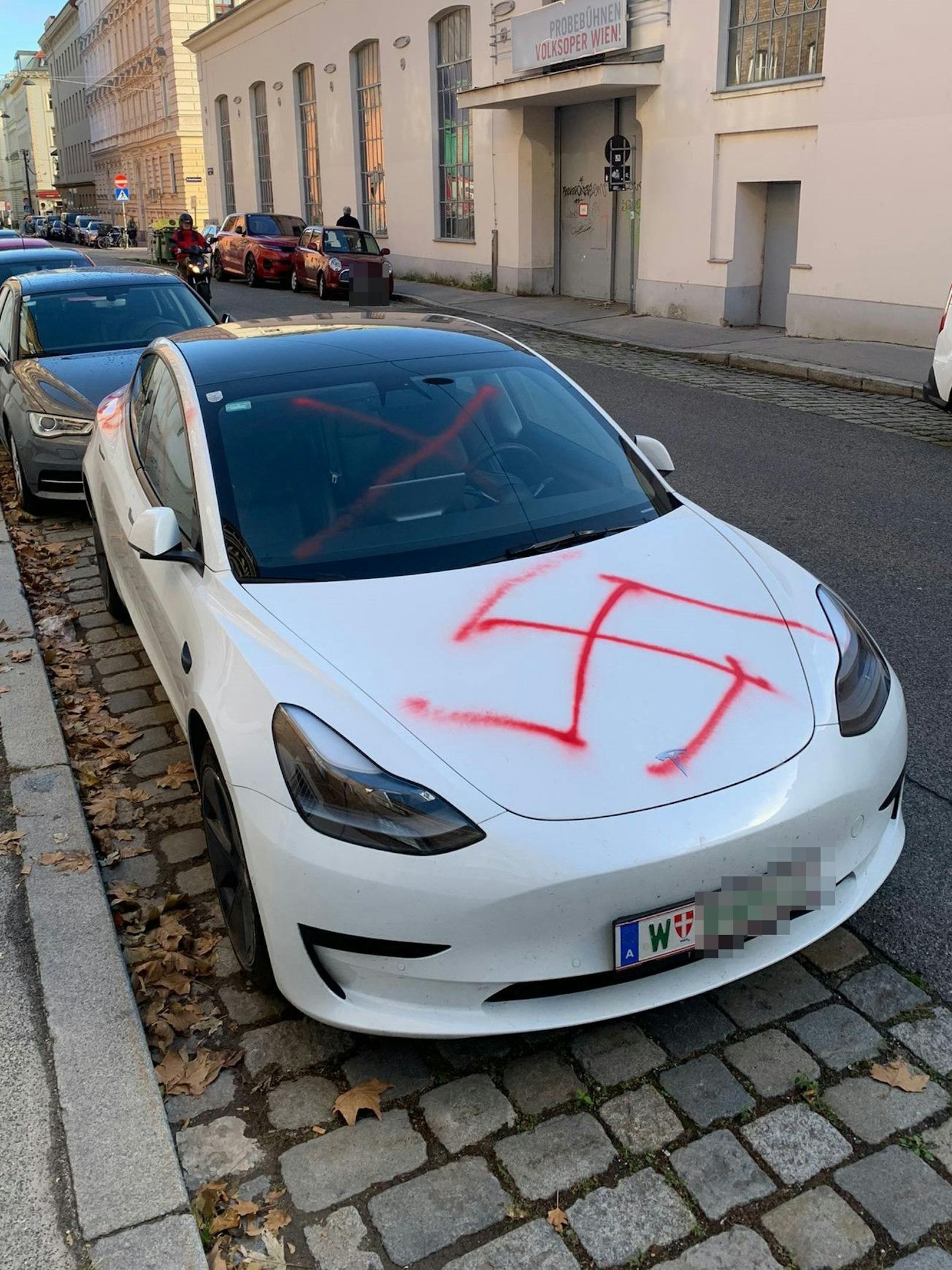 Unter anderem wurde ein Tesla mit einem Hakenkreuz versehen.