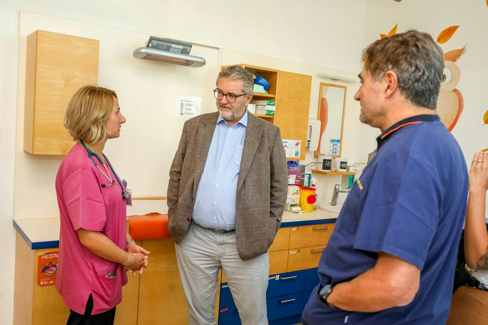 Stadtrat Hacker (hier mit Jasmin und Dr. Peter Voitl) besuchte die Ambulanz im ersten Kinder-PVE Donauinsel.