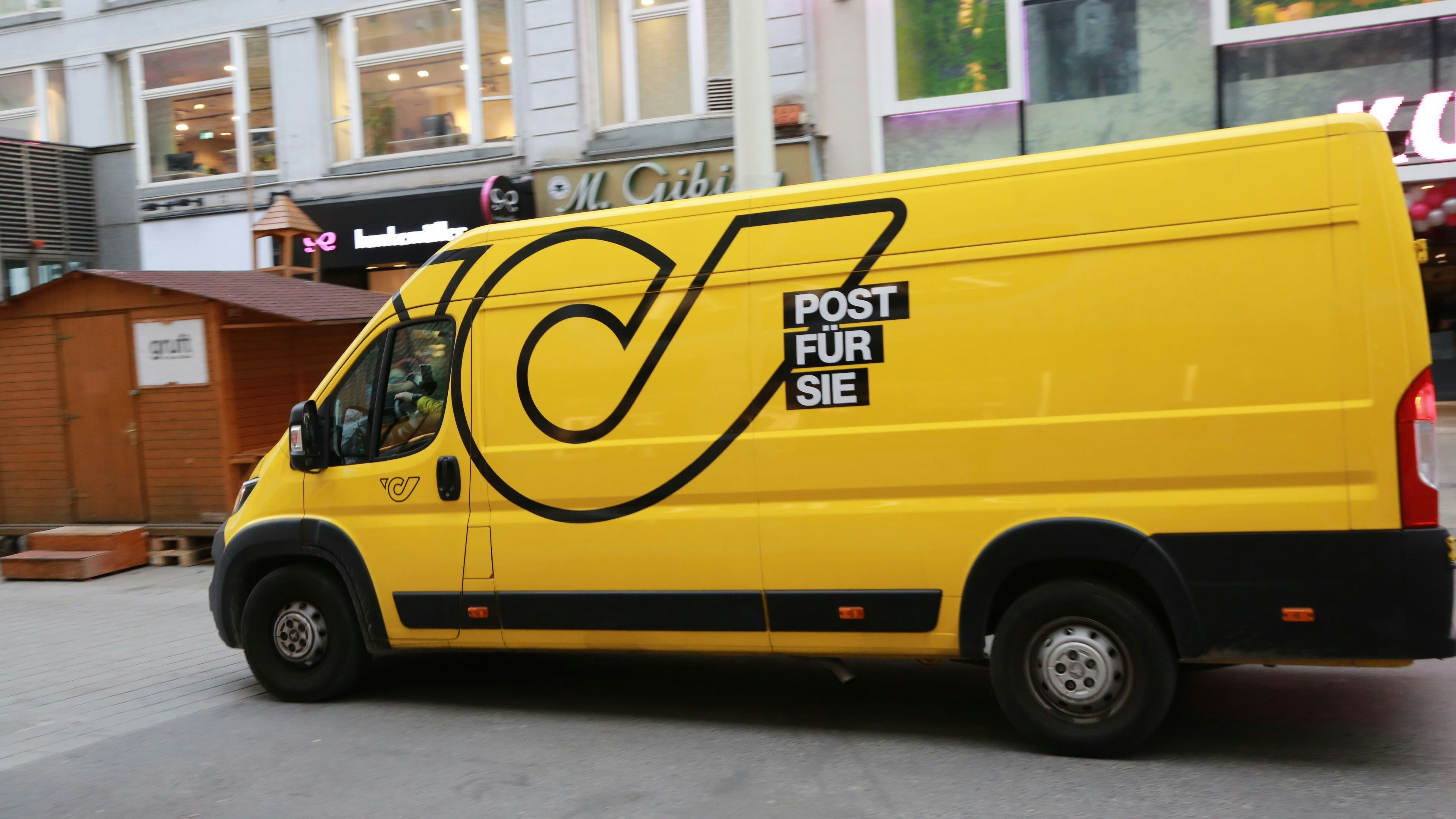 Der Post-Mitarbeiter wird auf freiem Fuß bei der Staatsanwaltschaft angezeigt (Symbolbild).