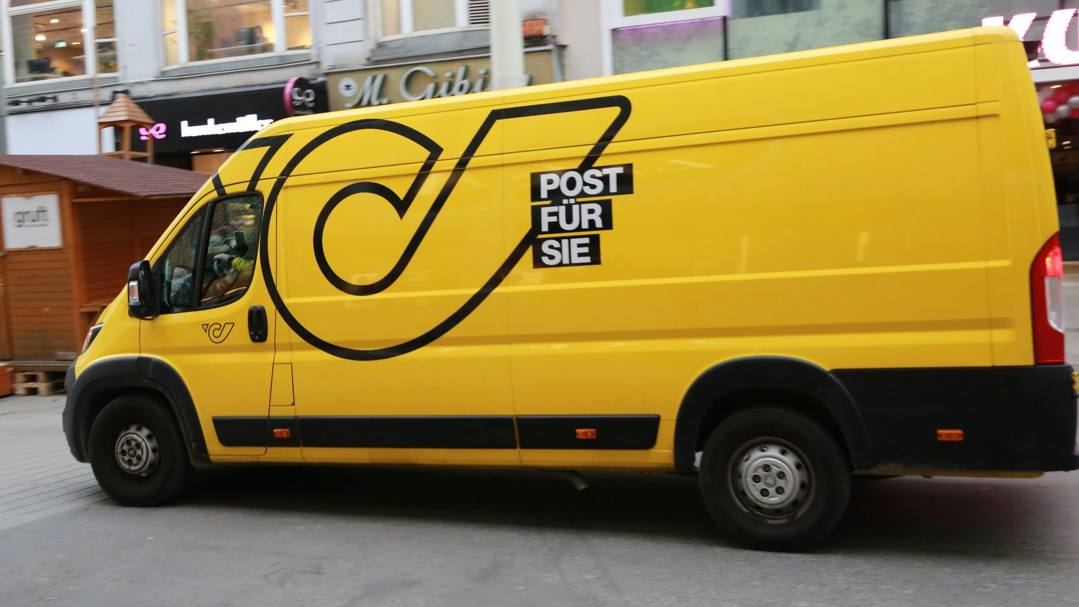 Der Post-Mitarbeiter wird auf freiem Fuß bei der Staatsanwaltschaft angezeigt (Symbolbild).