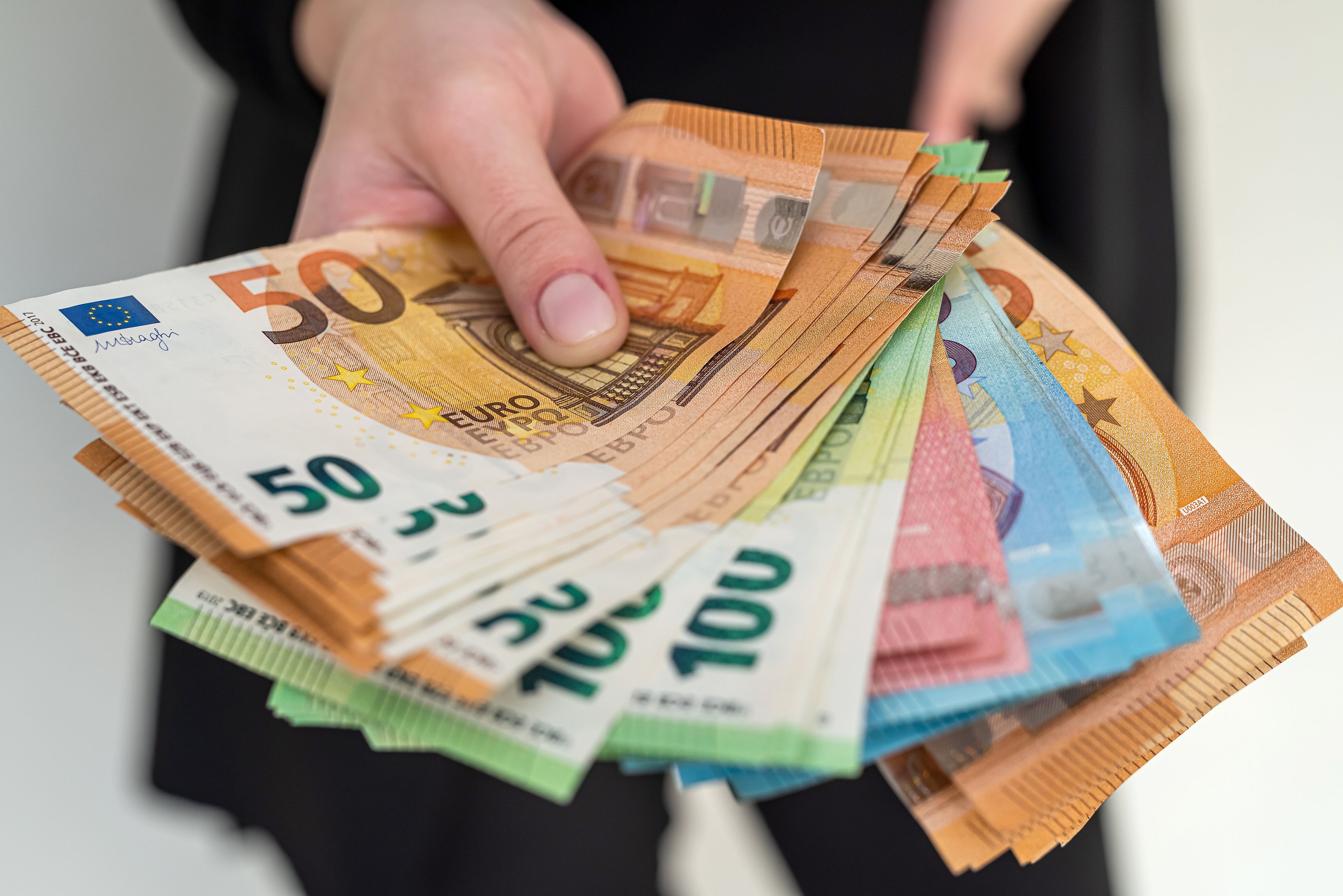 Seit Juli 2023 erhalten pflegende Angehörige unter bestimmten Voraussetzungen einen jährlichen Pflegebonus von 1.500 €.