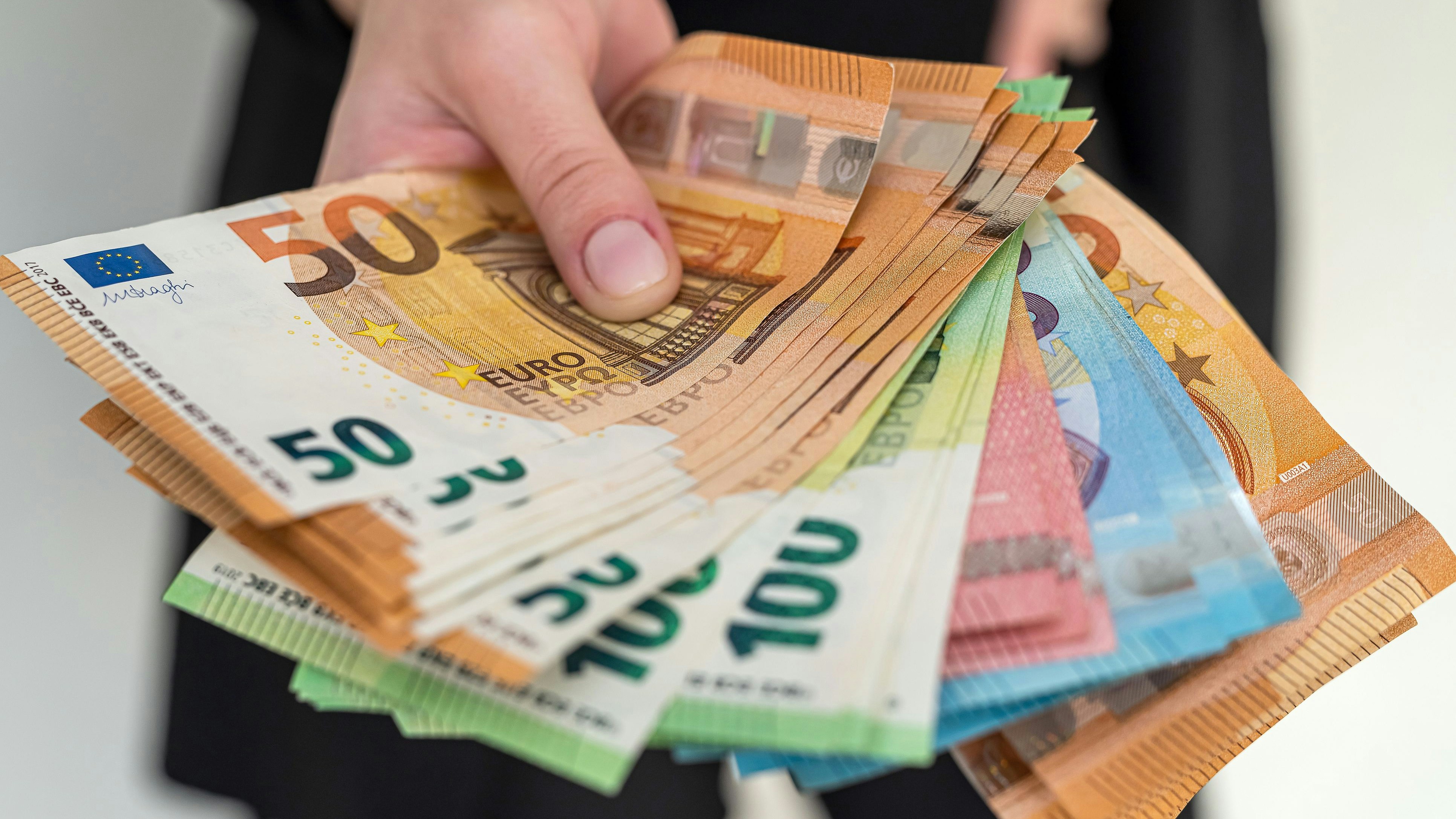 Seit Juli 2023 erhalten pflegende Angehörige unter bestimmten Voraussetzungen einen jährlichen Pflegebonus von 1.500 €.