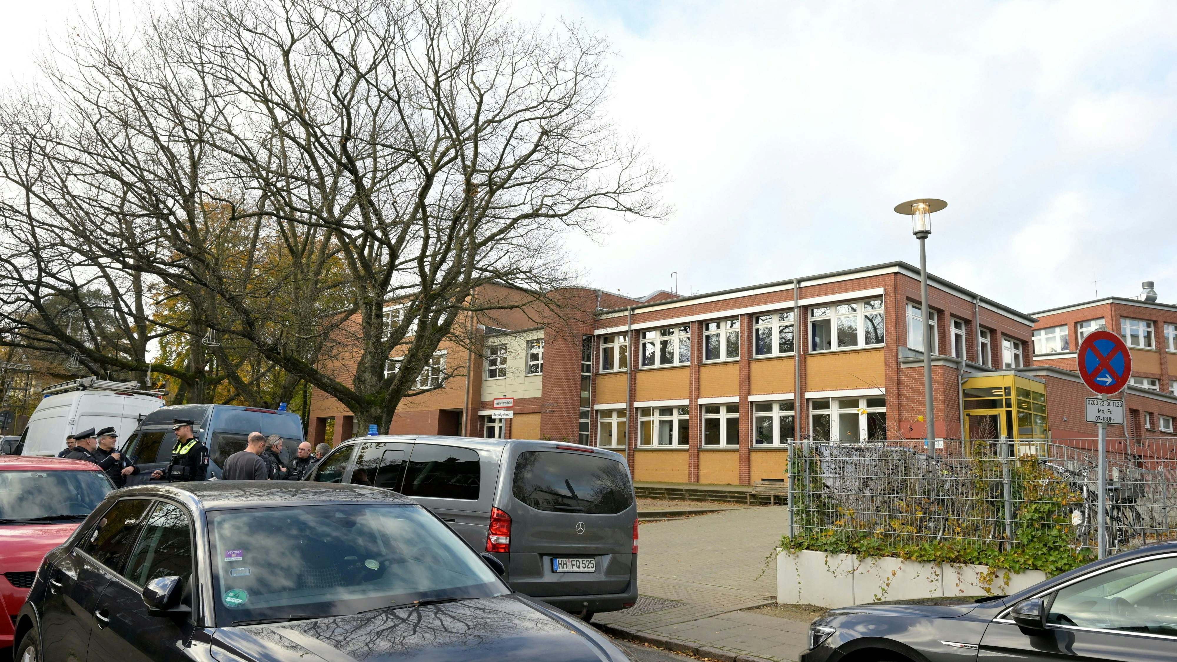 Spezialkräfte untersuchen derzeit das Gebäude.