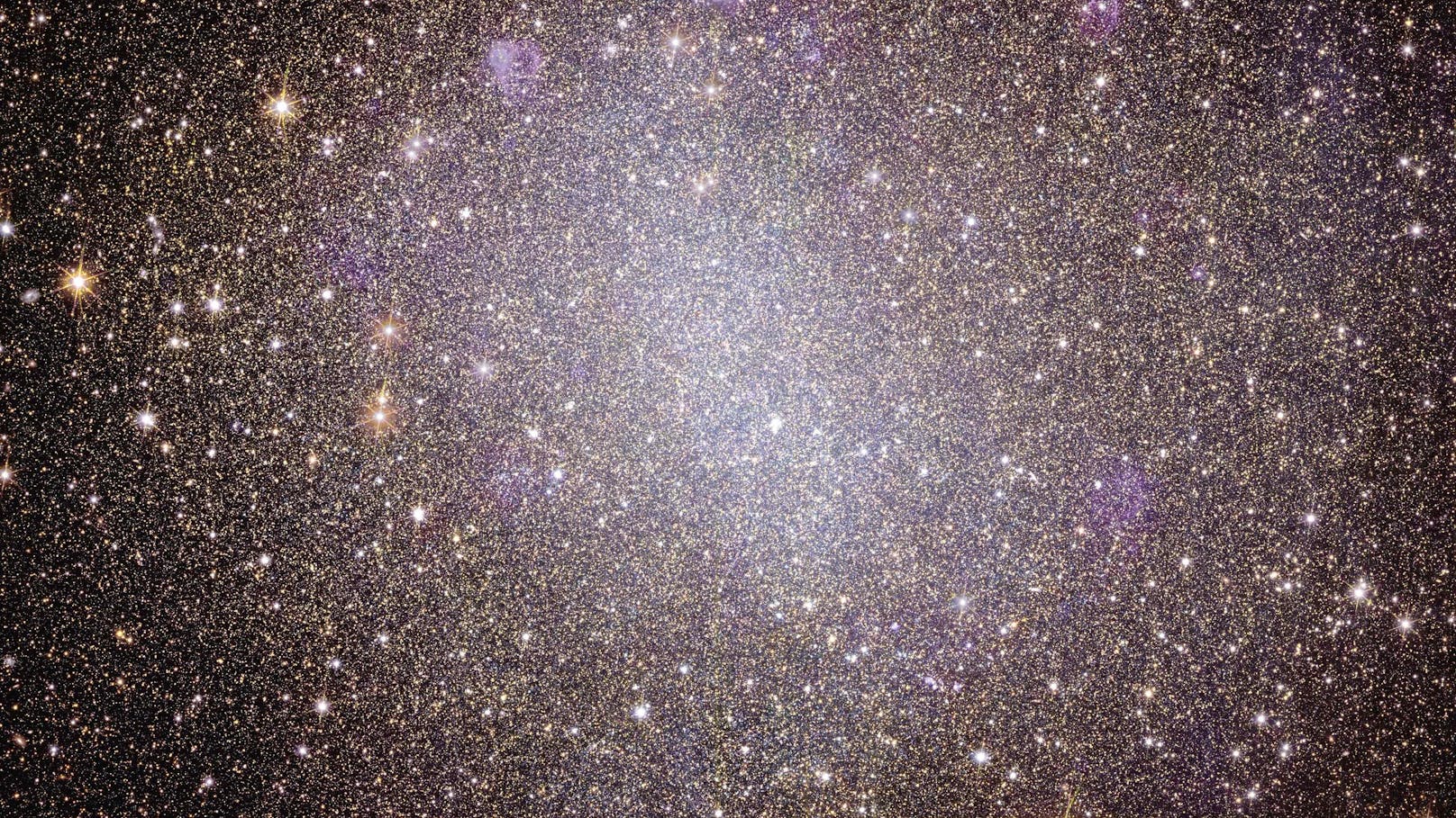 Sowie einen Teil der unregelmäßigen Zwerggalaxie NGC 6822.