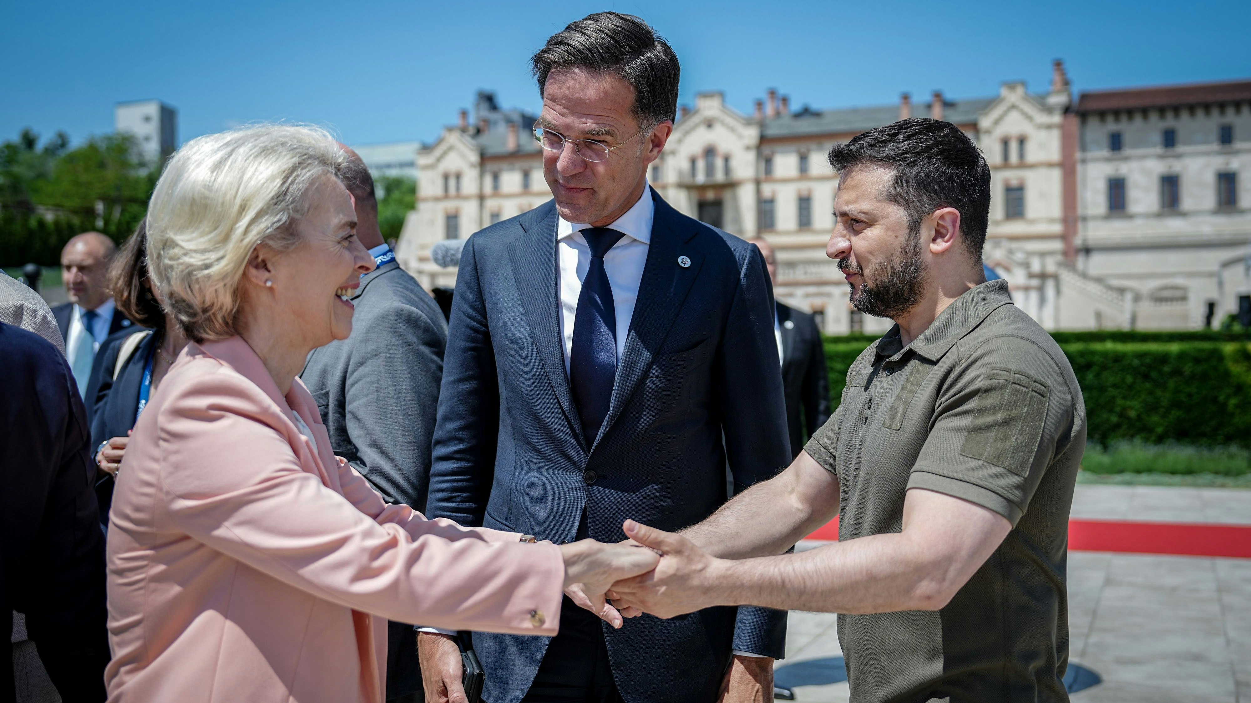 Download von www.picturedesk.com am 08.11.2023 (12:52).  dpatop - 01 June 2023, Moldova, Bulboaca: Ursula von der Leyen (l-r), President of the European Commission, Mark Rutte, Prime Minister of the Netherlands, and Volodymyr Selenskyj, President of Ukraine, attend the European Political Community (EPC) Summit in Moldova. The EPG was established last year on French initiative. Its purpose is to bring European and Near Eastern states that are not members of the European Union closer to the EU. It has 47 members, including the candidate countries Ukraine, Moldova and Turkey, the applicant country Georgia, Azerbaijan and Armenia. Photo: Kay Nietfeld/dpa - 20230601_PD3949 - Rechteinfo: Rights Managed (RM)