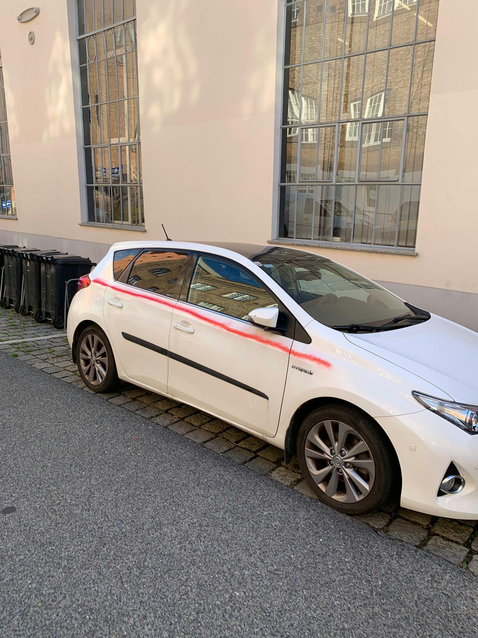 in Wien-Döbling beschmierten unbekannte mehrere Autos.