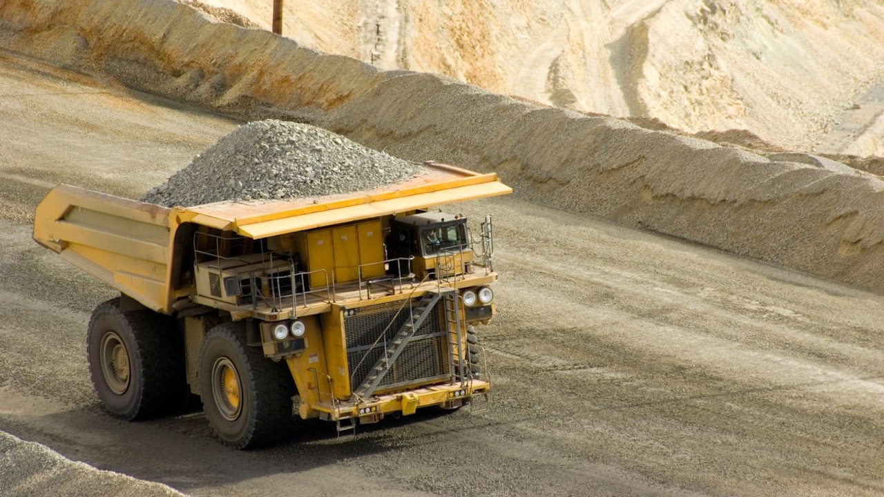 Heute.at - 52-Jähriger stürzt mit Muldenkipper in Kieswerk – tot