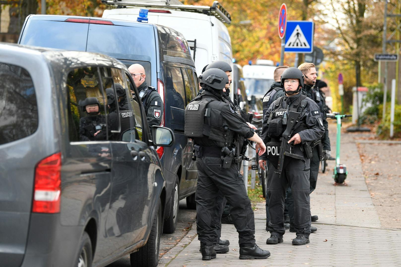 In Hamburg sollen zwei Schüler eine Lehrerin mit einer Schusswaffe bedroht haben. Spezialkräfte der Polizei stürmten daraufhin das Gebäude. 