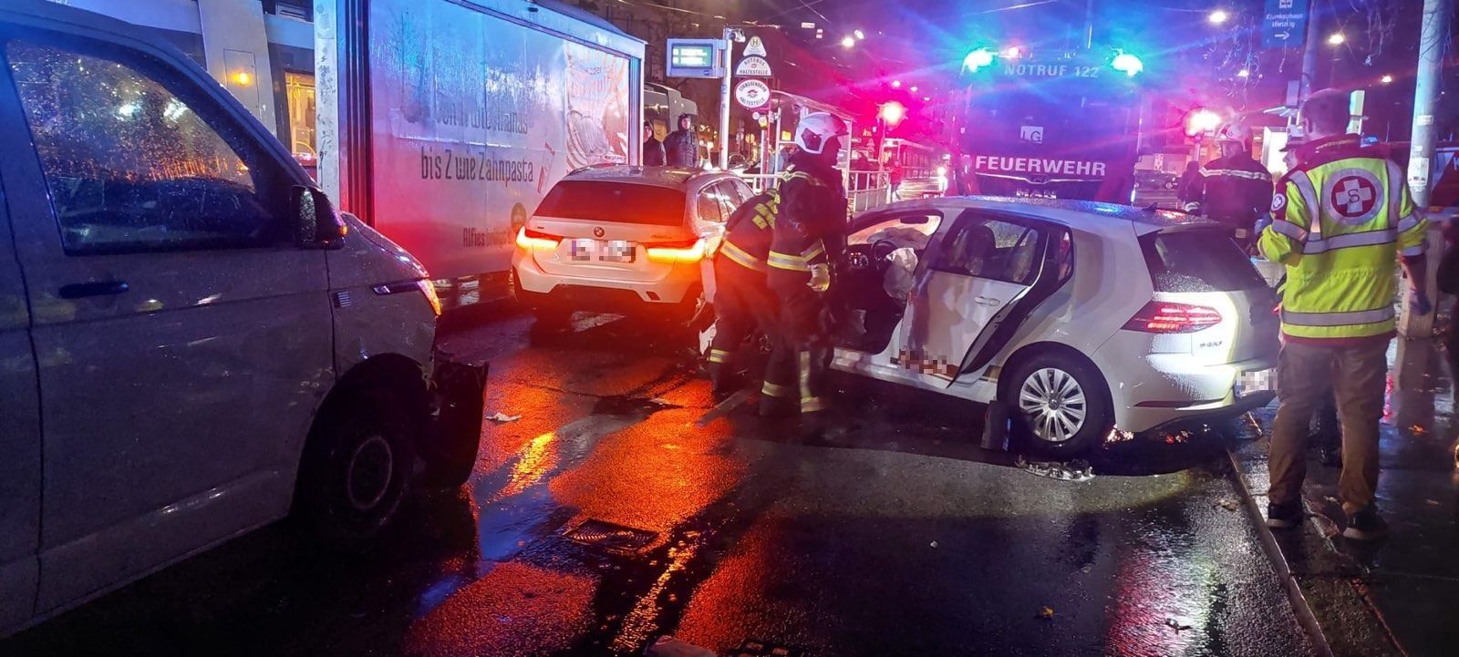 Bei einem Verkehrsunfall am Montagabend in Wien-Hietzing waren insgesamt fünf Autos beteiligt