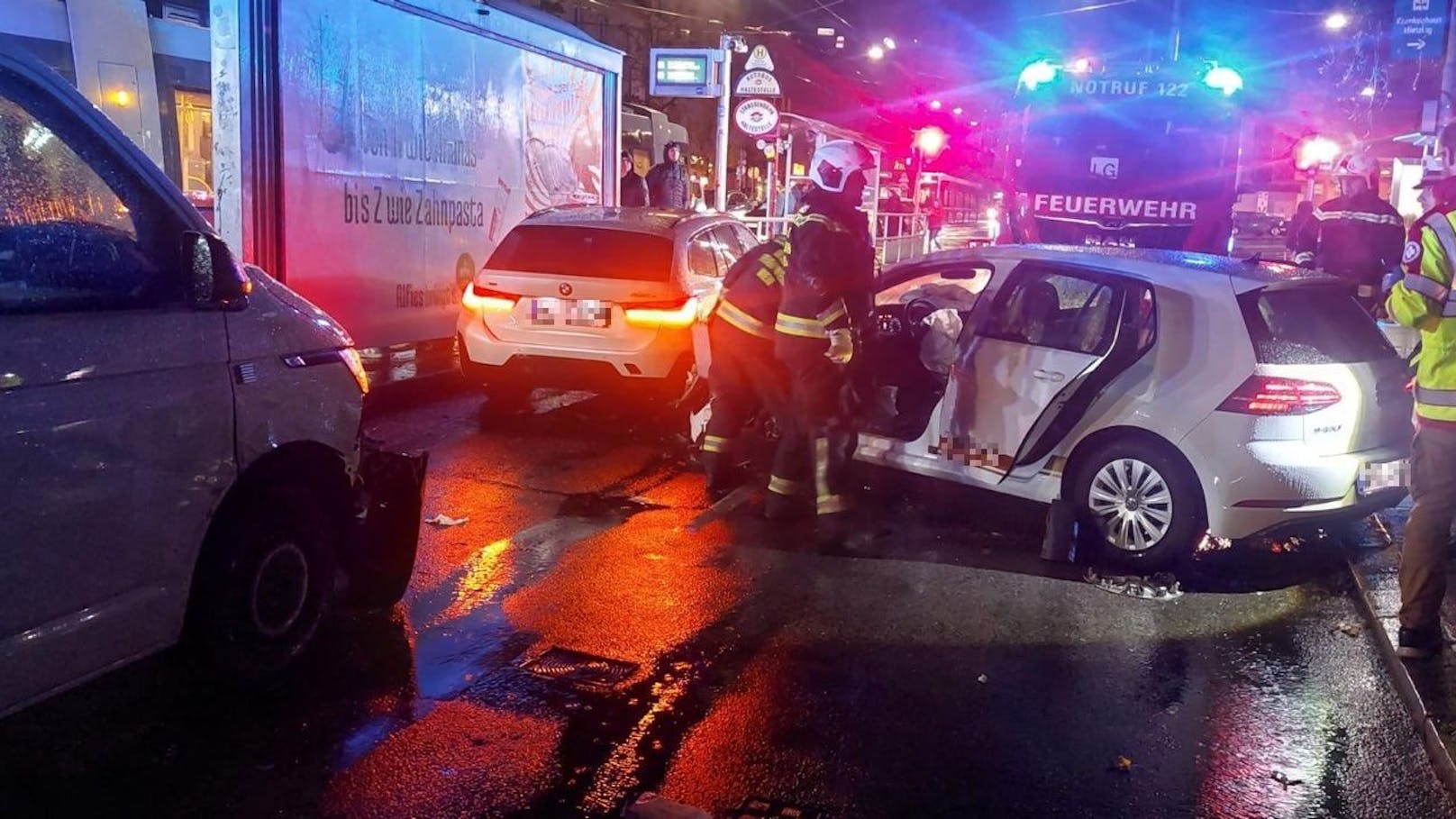 Massen-Crash mit fünf Autos in Wien: Lenker eingeklemmt