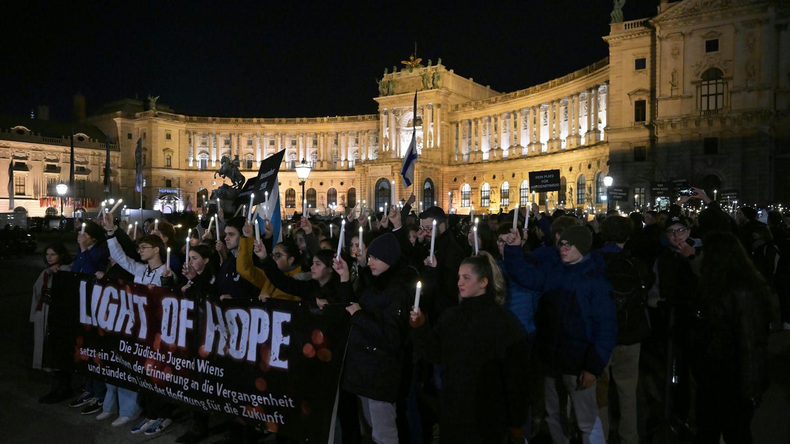 "Nie wieder" – Lichtermarsch in Wien gedenkt Massaker