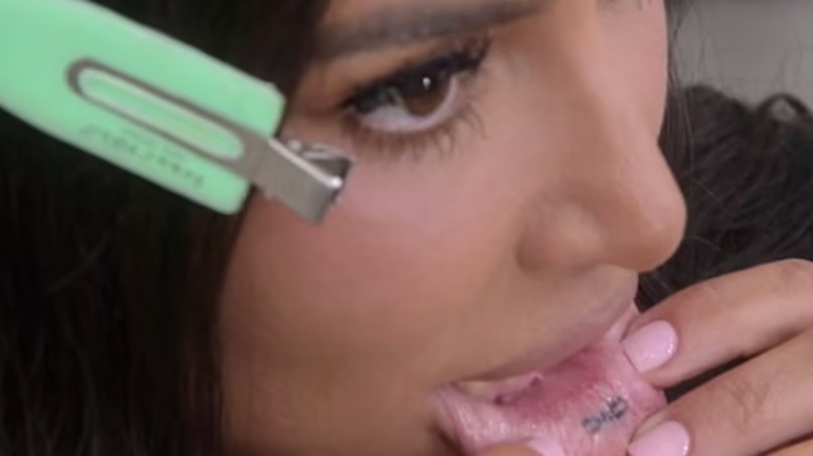 Kim Kardashian hat ein Tattoo im Mund.