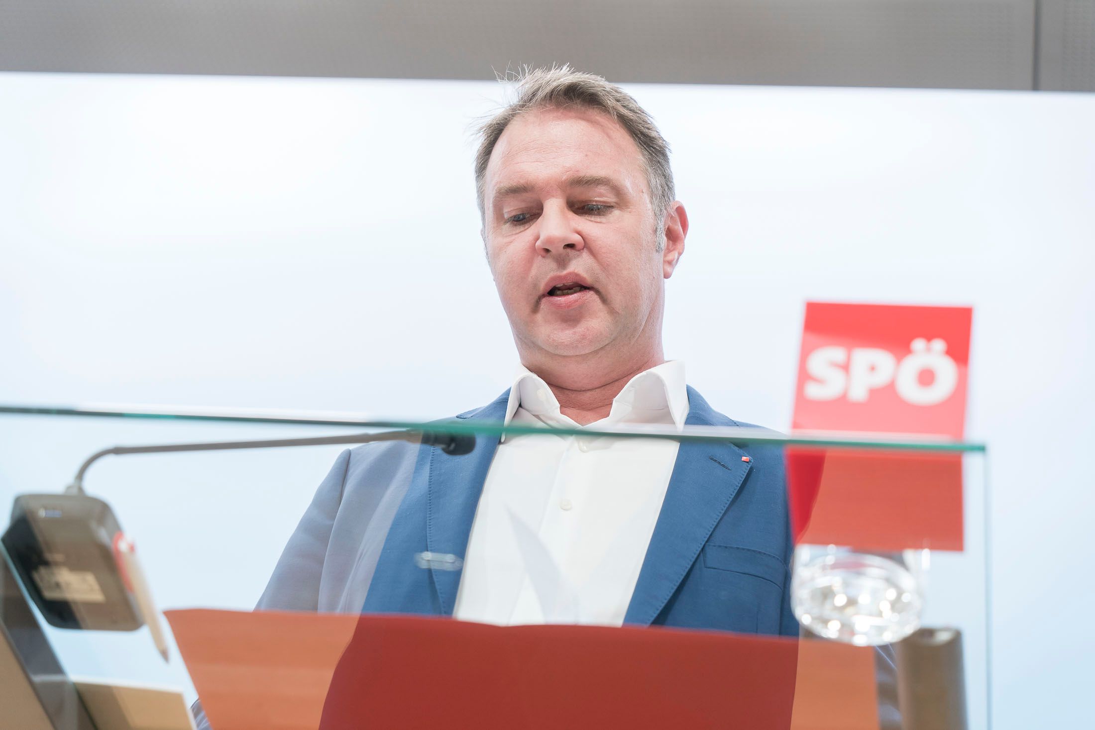 SPÖ-Chef Andreas Babler: Rückhalt bei den Rot-Wählern, in der Gesamtbevölkerung sieht es laut Umfrage anders aus.