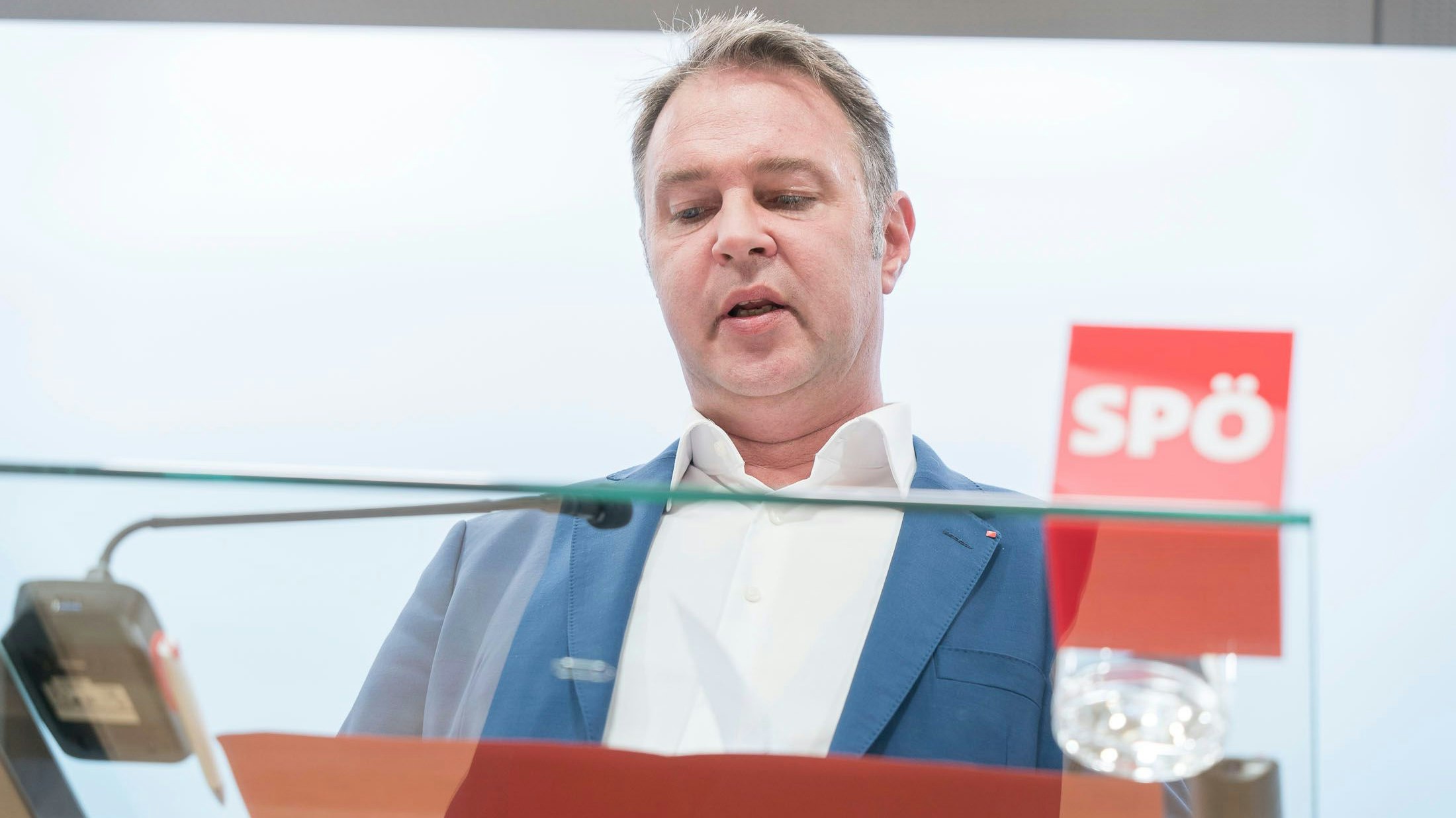 SPÖ-Chef Andreas Babler: Rückhalt bei den Rot-Wählern, in der Gesamtbevölkerung sieht es laut Umfrage anders aus.