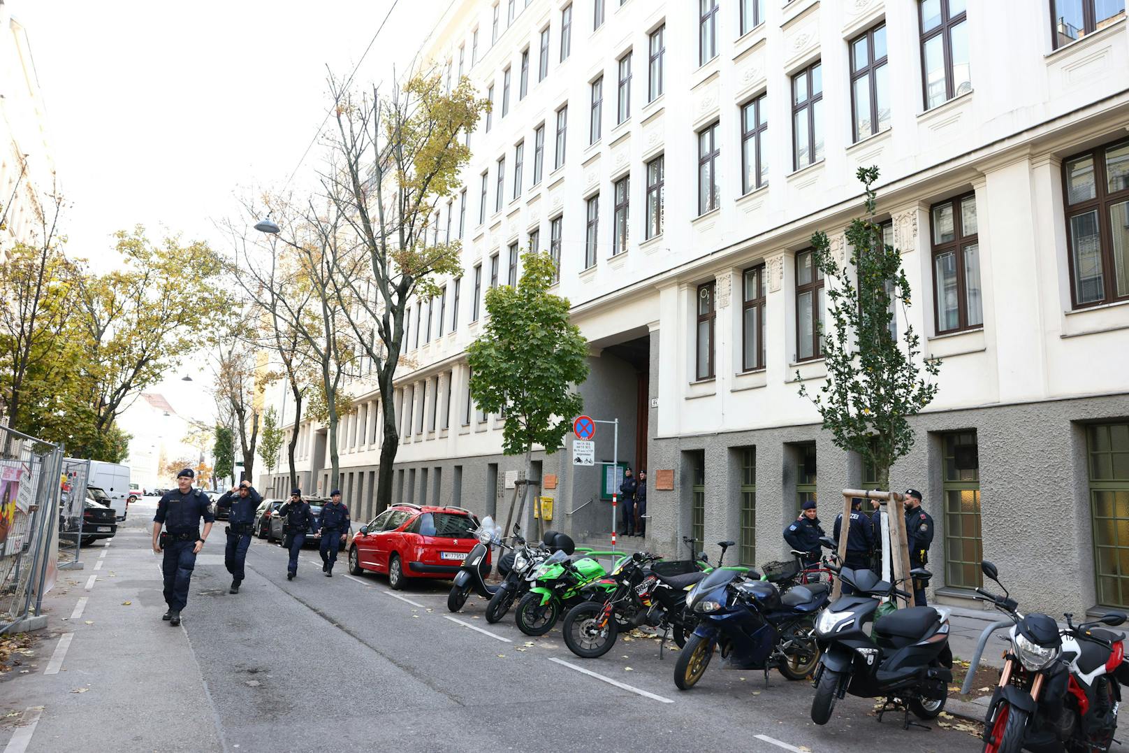 ach einer anonymen Bombendrohung rückten Einsatzkräfte zur Berufsschule in der Mollardgasse aus. 