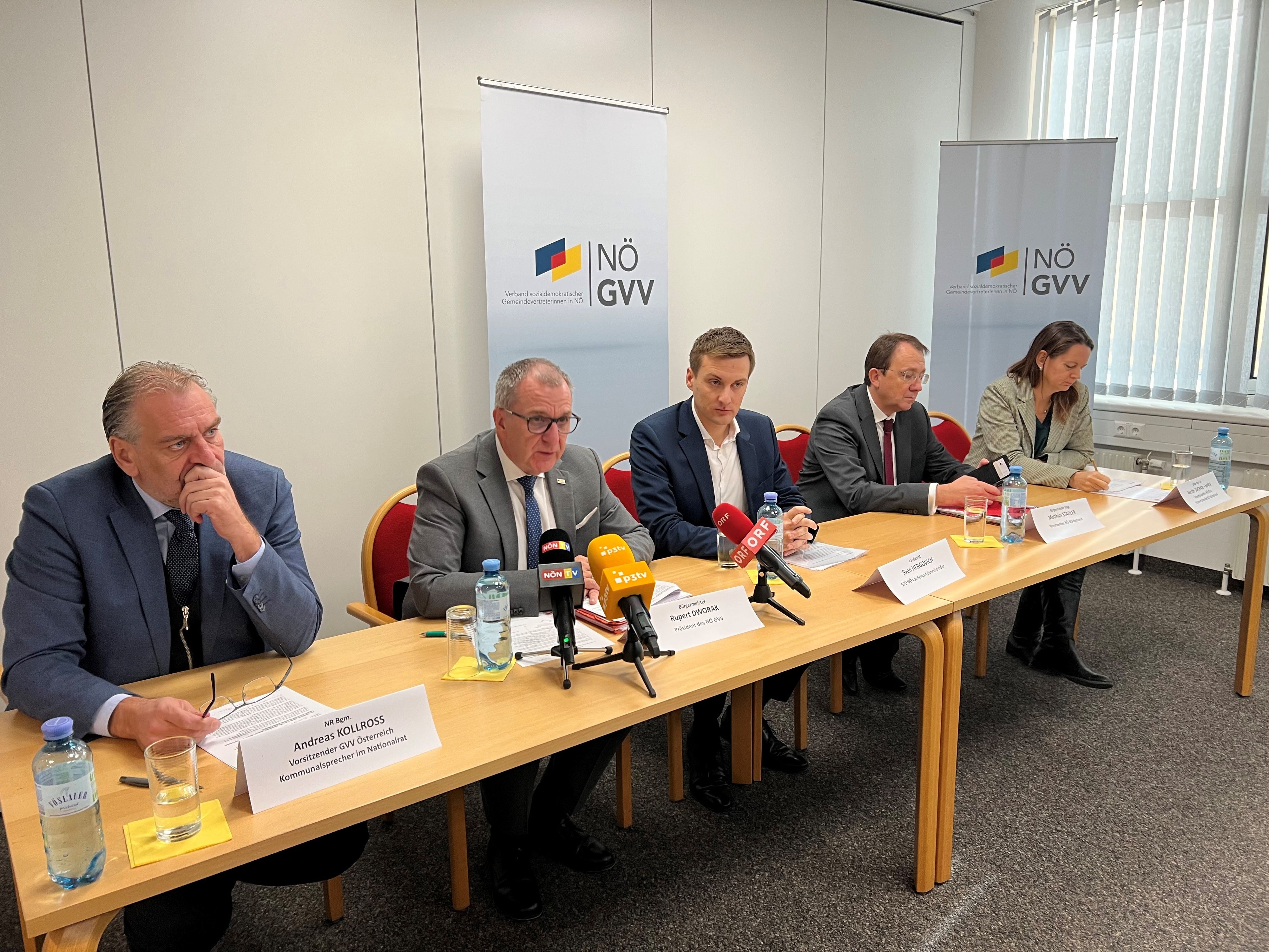 Andreas Kollross ist Ortschef von Trumau, Rupert Dworak Stadtchef von Ternitz (v. li.), Kerstin Suchan-Mayr führt als Bürgermeisterin St. Valentin, Matthias Stadler die Landeshauptstadt St. Pölten (v. re.), Mitte: SPNÖ-Vorsitzender Sven Hergovich.