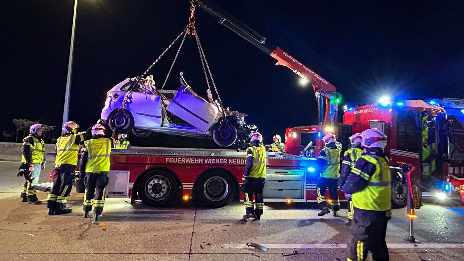 Der Pkw wurde durch die Wucht des Aufpralls regelrecht unter den Sattelzug geschoben.