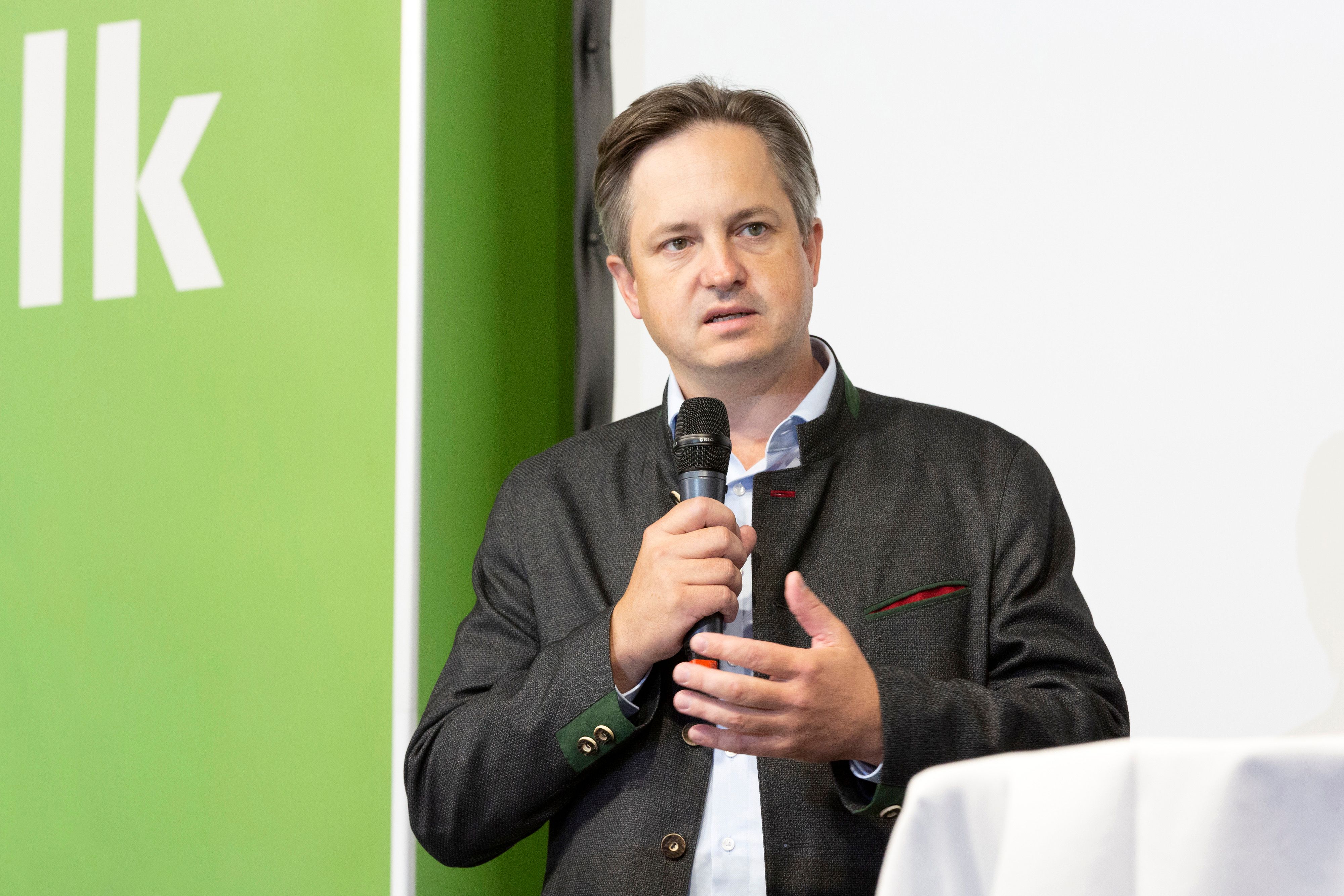 Johannes Schmuckenschlager spricht sich gegen die Enteignung der Landwirte aus. Kein Wunder, er ist selbst Landwirt und betreibt einen erfolgreichen Weinbaubetrieb in Klosterneuburg.