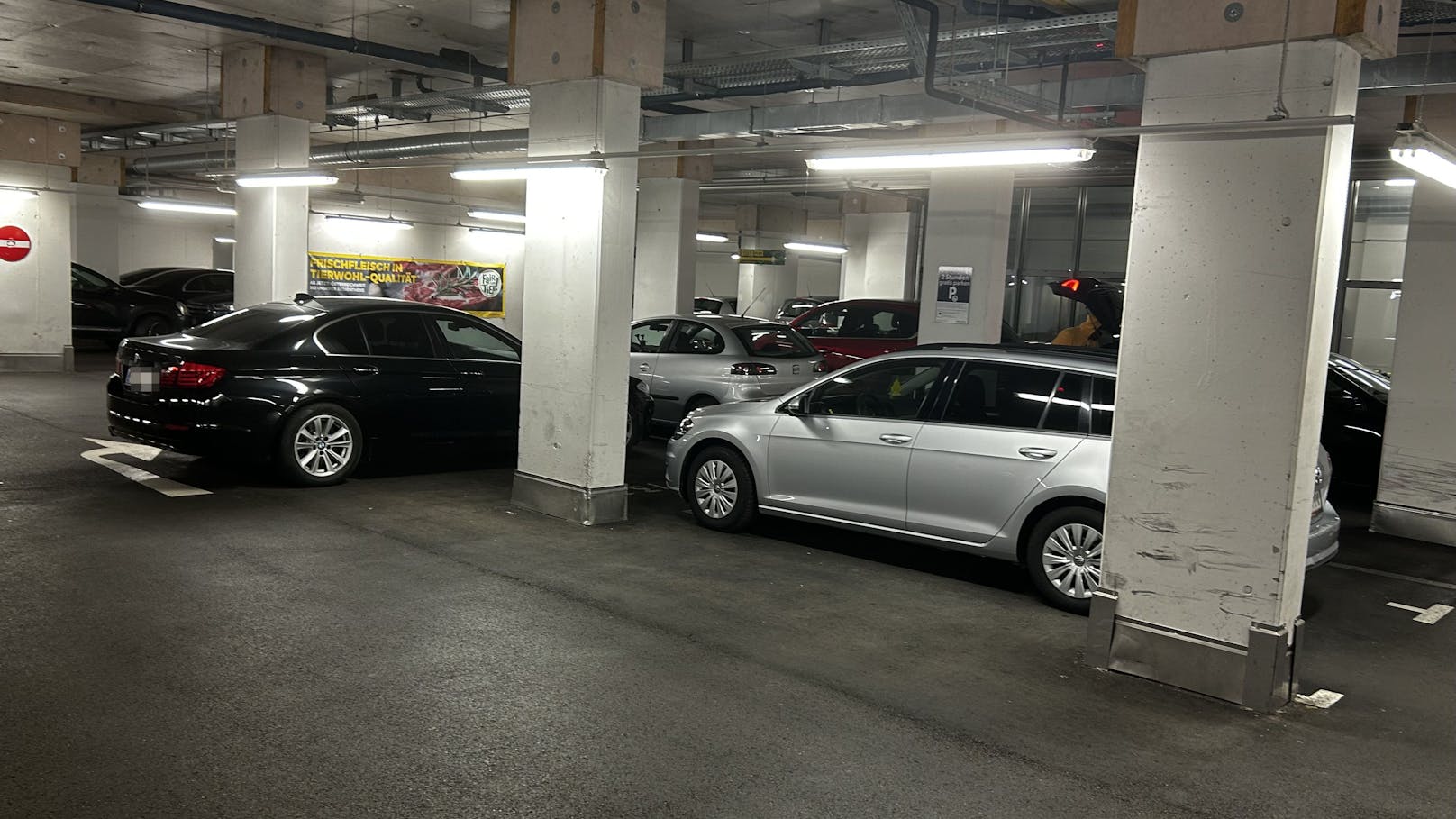 BMW verstellt Garage – Wiener wütet über "Parkkünstler"
