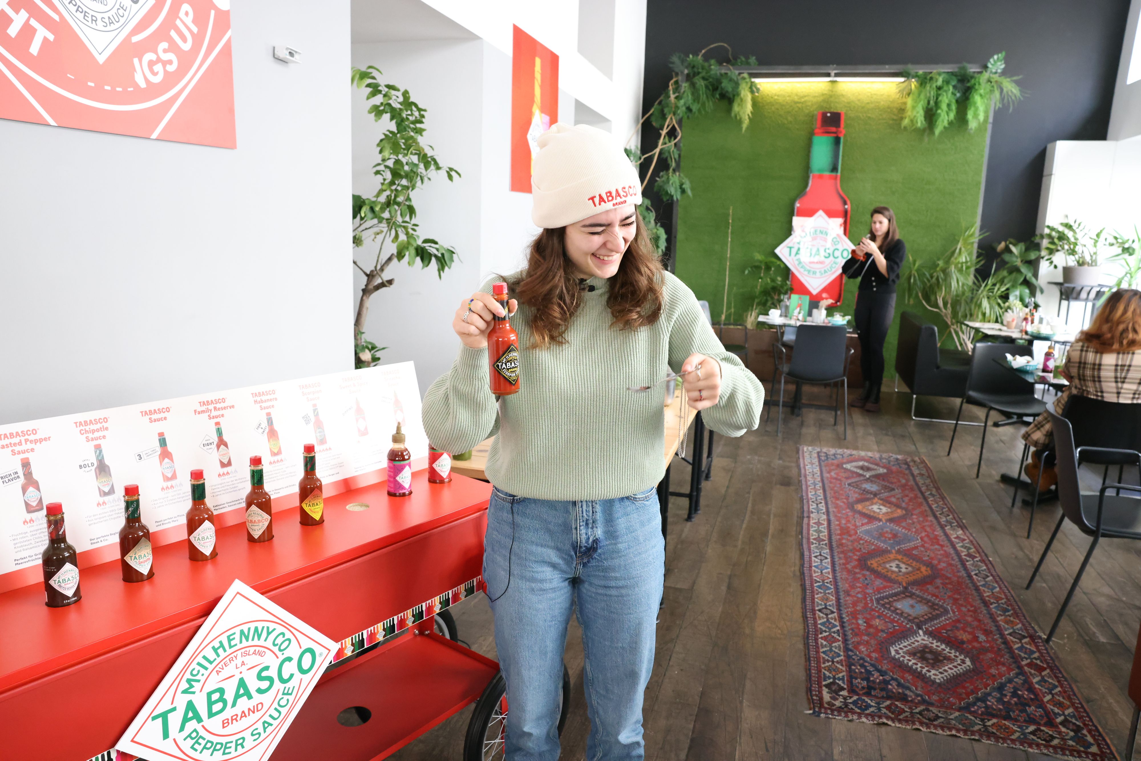 Tabasco Pop-Up Store: Reporterin Anna testete den schärfsten Shop in Wien.