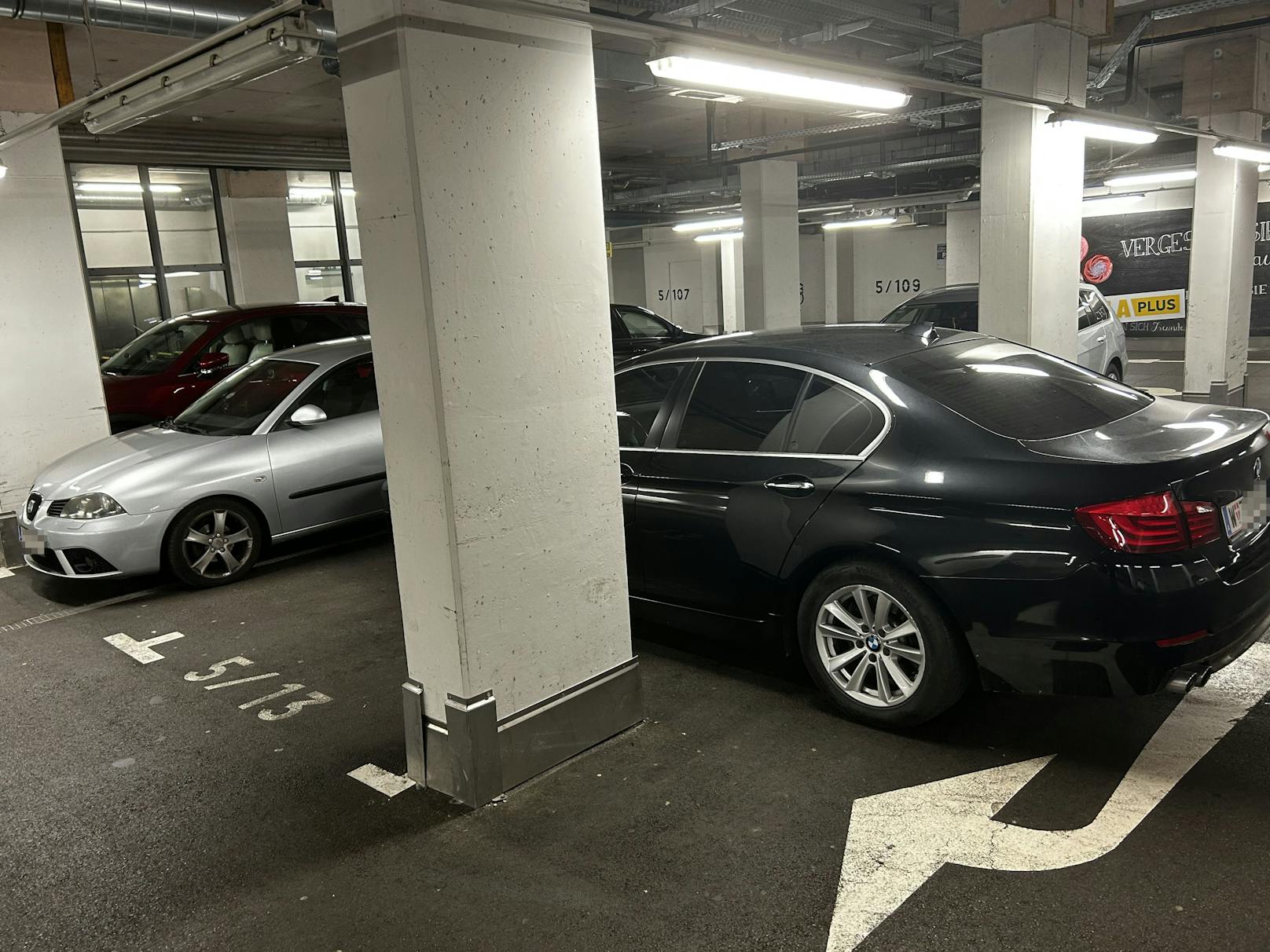 Warum der Lenker den Parkplatz nicht sah, bleibt unklar.