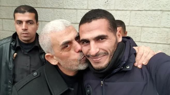 Der Hamas-Chef Yahya Sinwar (links) küsst Fotograf Hassan Eslaiah auf die Wange. Das Bild löste einen gigantischen Shitstorm aus und lässt an der Unabhängigkeit des Fotografen, dessen Bilder die Agentur AP und CNN veröffentlicht haben, zweifeln.