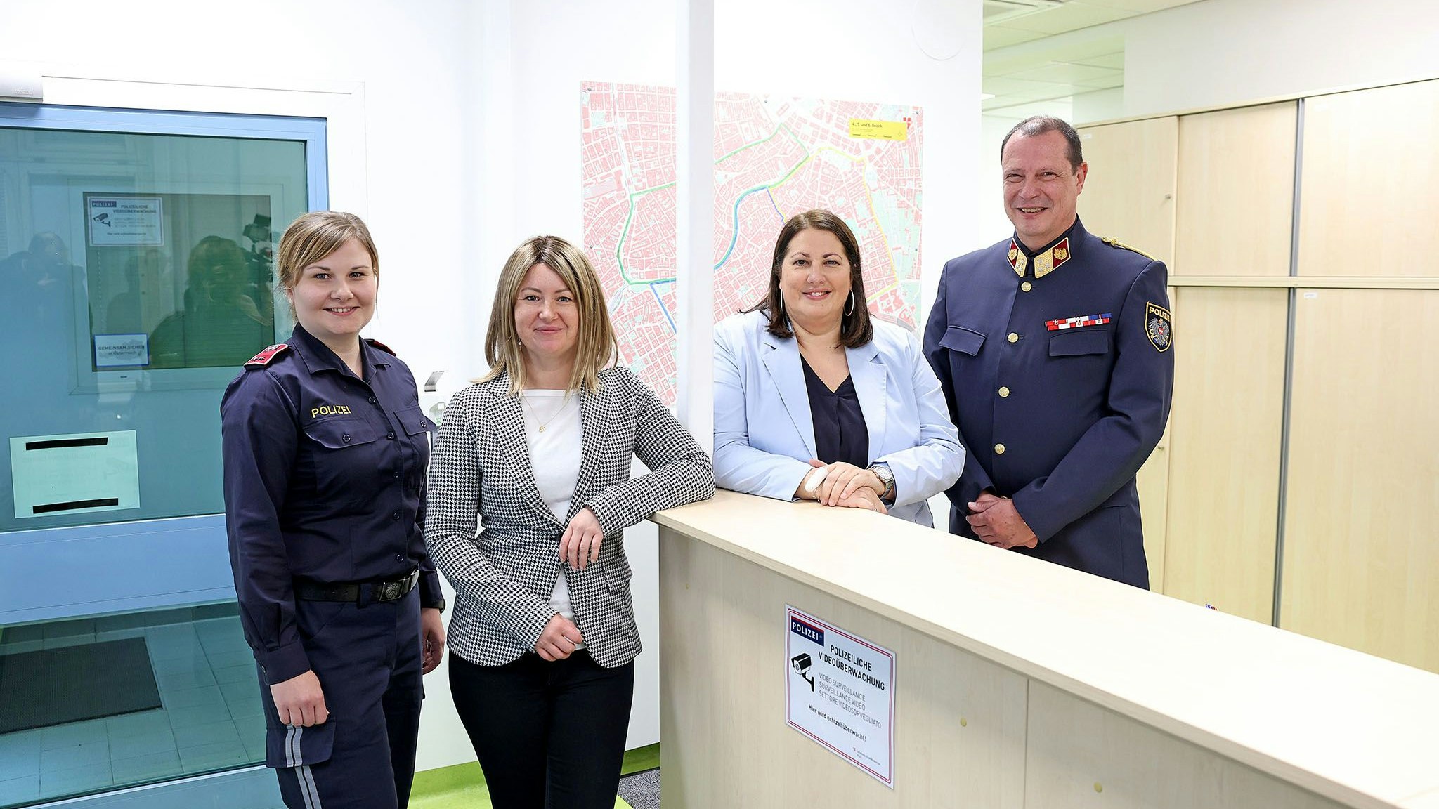 Eröffnung der Polizeistation mit Vizebürgermeisterin Kathrin Gaál, Bezirksvorsteherin Silvia Jankovic und den Beamten. 