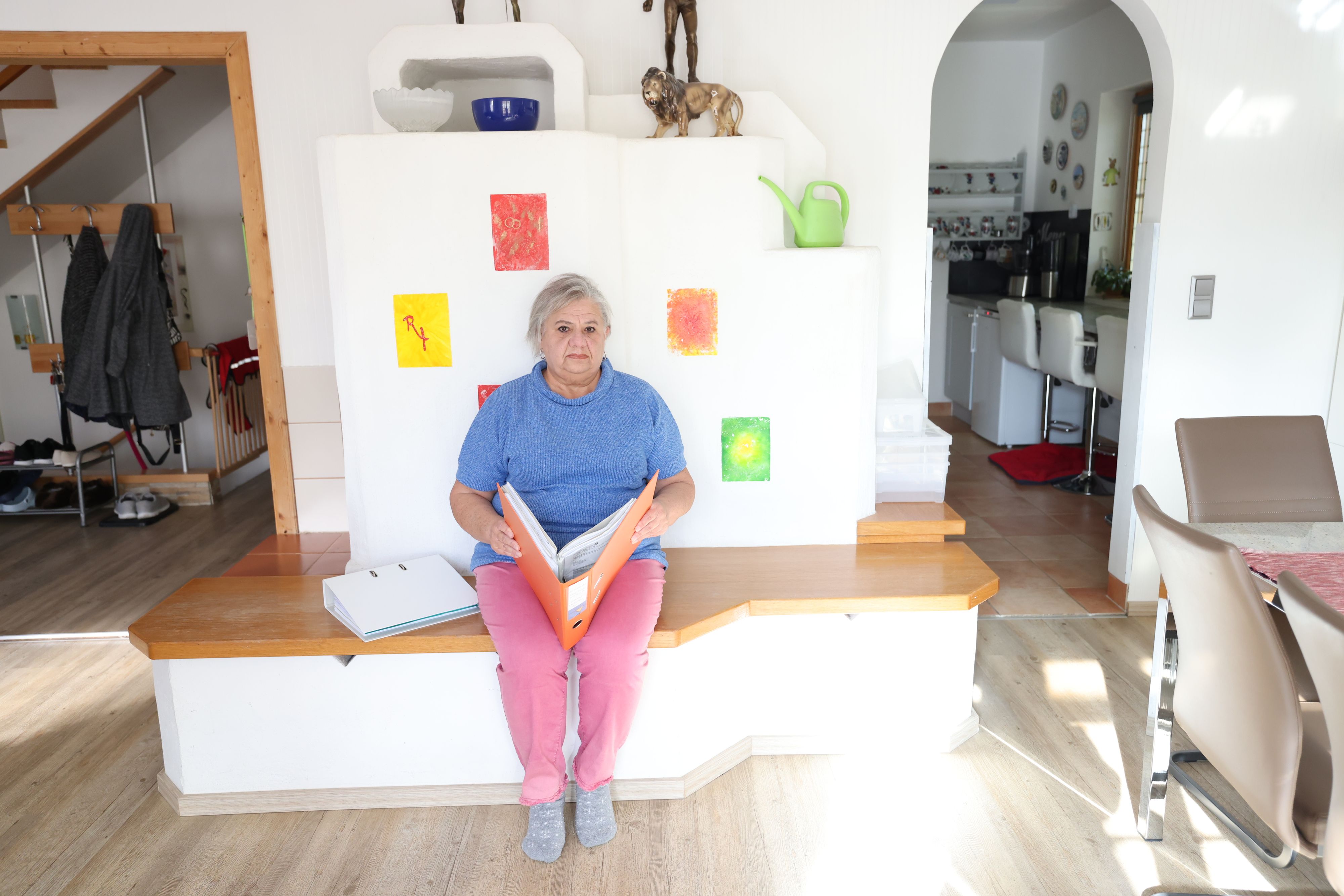 Ilona A. hat mittlerweile einen Stapel an Arztrechnungen und Befunden. Zwei Ordner hat sie allein aus dem Jahr 2023.