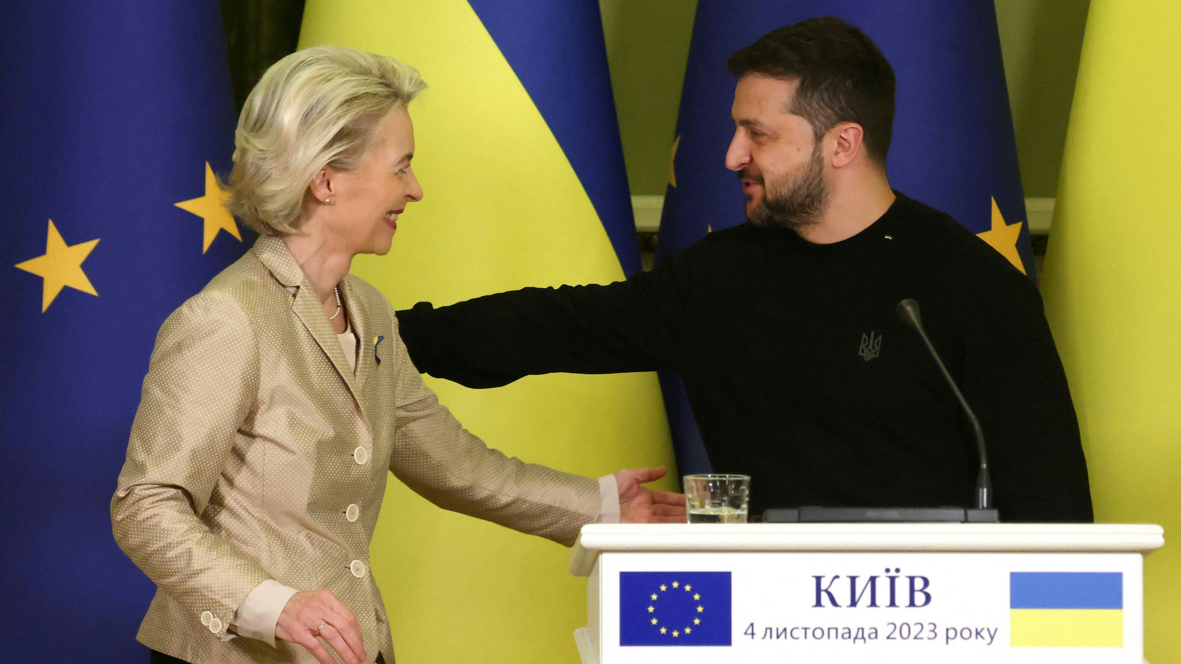 Download von www.picturedesk.com am 09.11.2023 (11:14).  TOPSHOT - European Commission President Ursula von der Leyen (L) and Ukraine's President Volodymyr Zelensky (R) give a joint press conference following their talks in Kyiv on November 4, 2023, amid the Russian invasion of Ukraine. European Commission President arrived in Kyiv to discuss Ukraine's accession to the EU with Ukrainian President. Kyiv applied for EU membership just days after Russia's invasion on February 24, 2022, and received candidacy status several months later in a strong signal of support from Brussels. (Photo by Anatolii STEPANOV / AFP) - 20231104_PD10037 - Rechteinfo: Rights Managed (RM) Nur für redaktionelle Nutzung! Werbliche Nutzung erfordert Freigabe: bitte schicken Sie uns eine Anfrage.