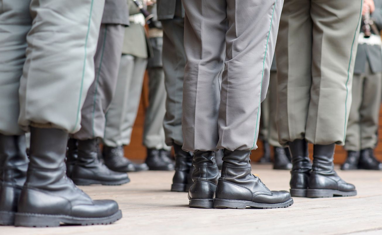 Der Angeklagte soll drei Rekruten mit nicht bewältigbaren Aufgaben schikaniert haben (Symbolbild).