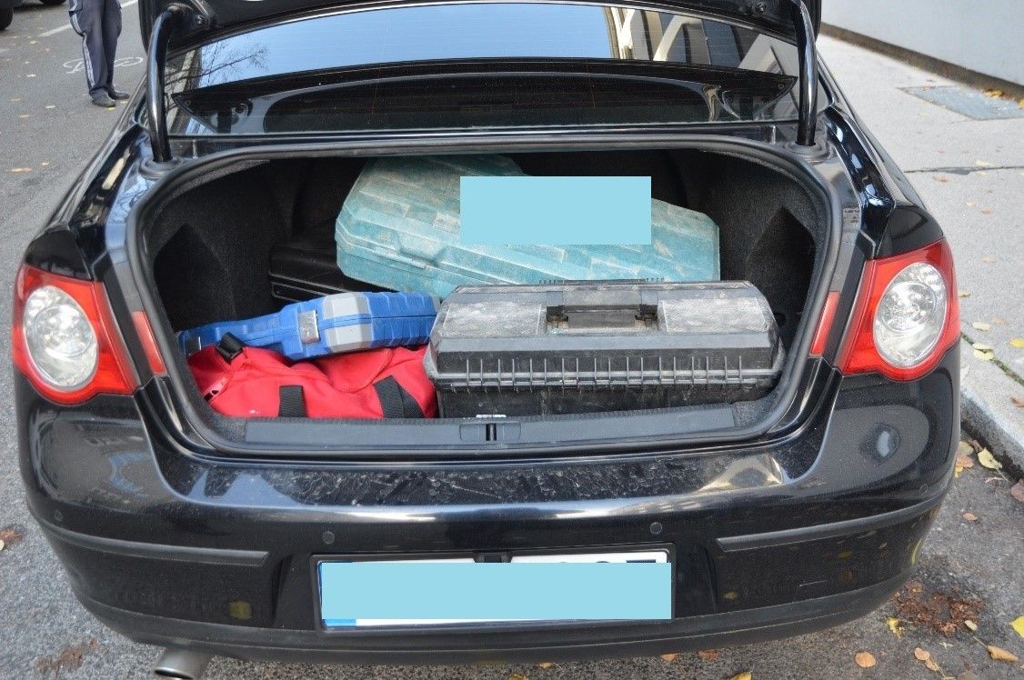 Im Fahrzeug eines Unfallbeteiligten konnten die Beamten diverses Diebesgut sicherstellen.